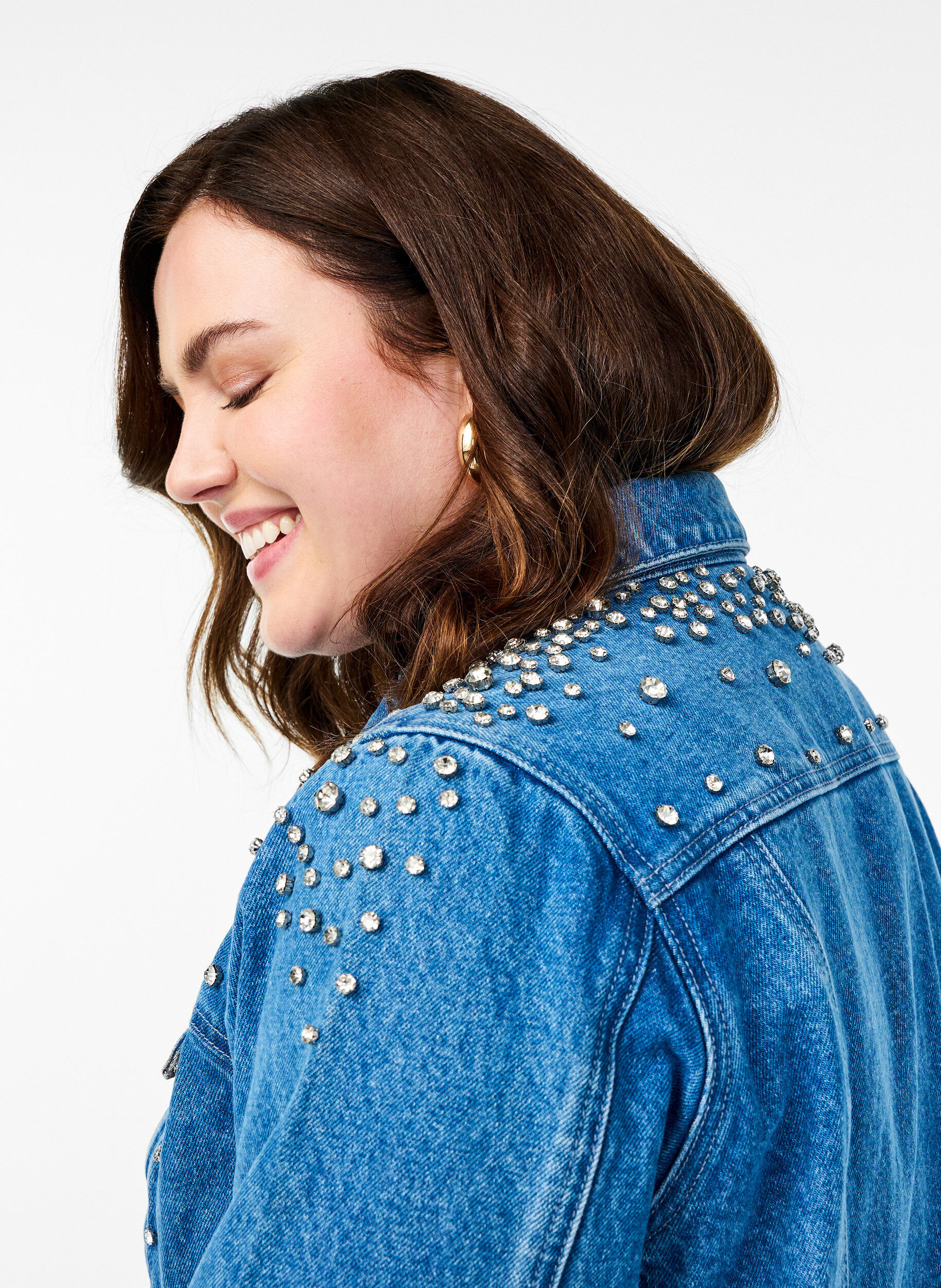 Zizzi Jeansjacke mit Strasssteinen, Blau, Model image number 3