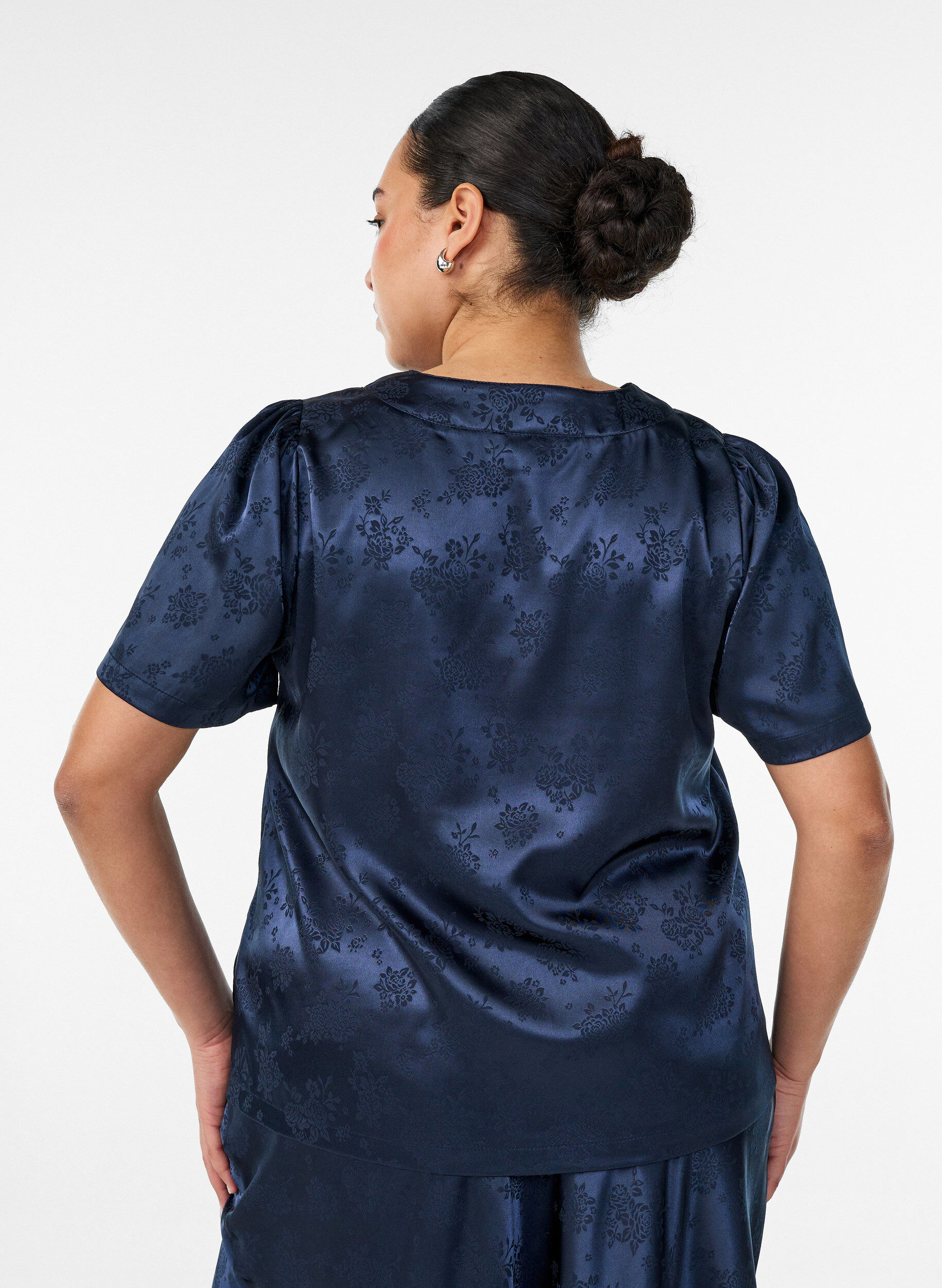 ZizziBlouse en satin &agrave; imprim&eacute; floral et col V, Bleu, Model image number 1