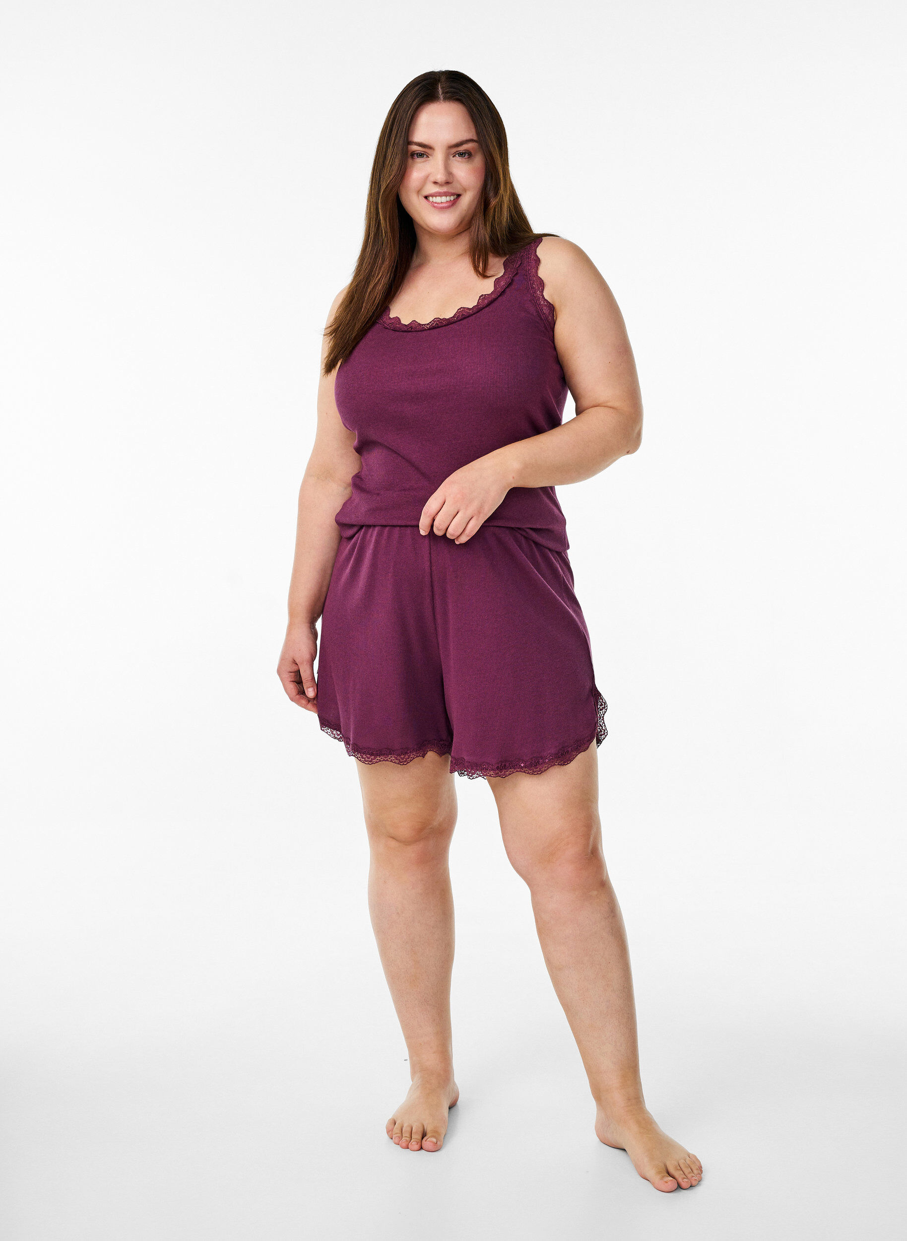 Zizzi Short de nuit ample &agrave; texture c&ocirc;tel&eacute;e et bordure en dentelle, Bordeaux fonc&eacute;, Model image number 1