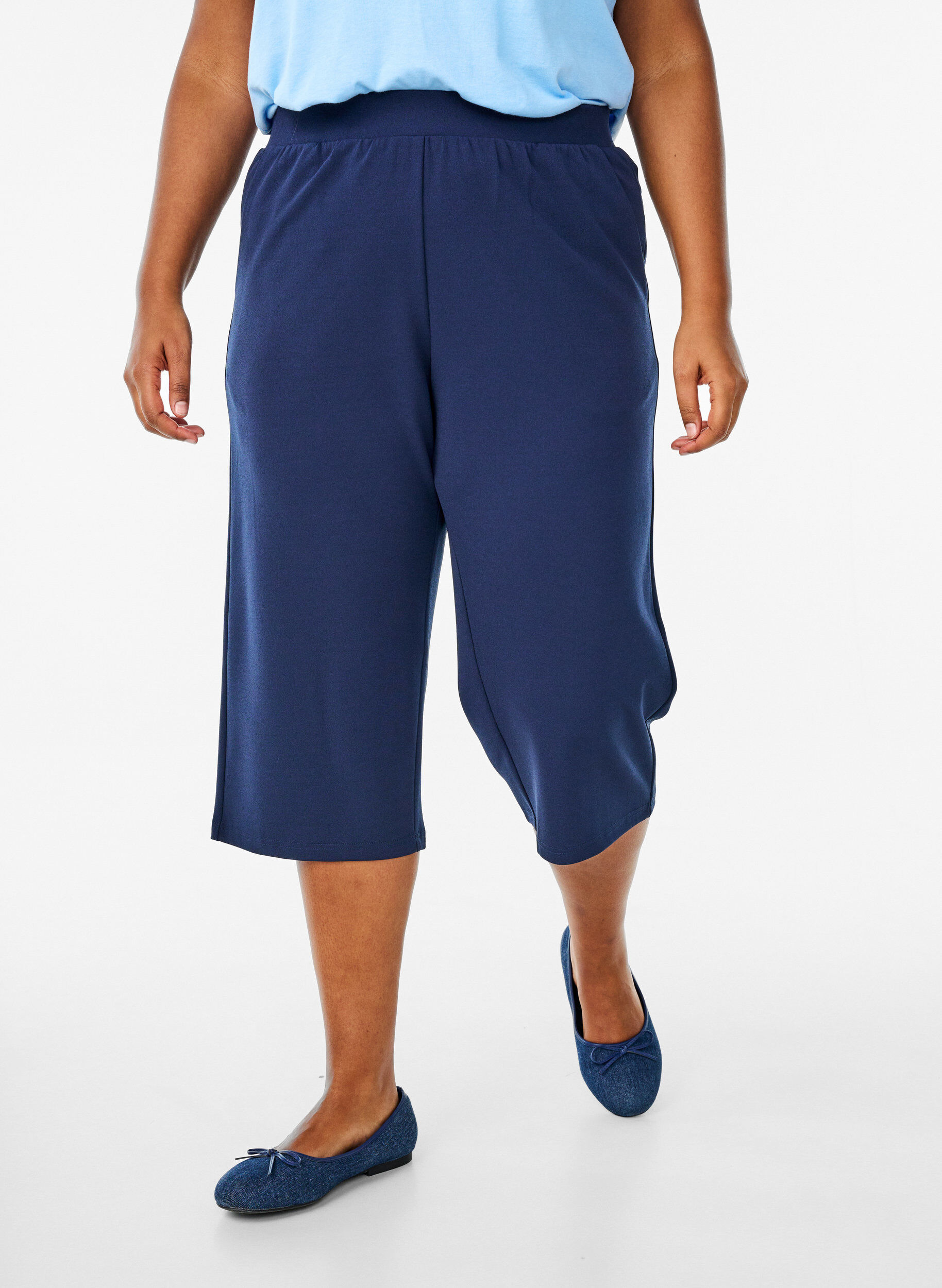 Zizzi Hochtaillierte Knickerbocker mit lockerem Schnitt, Blau, Model image number 2