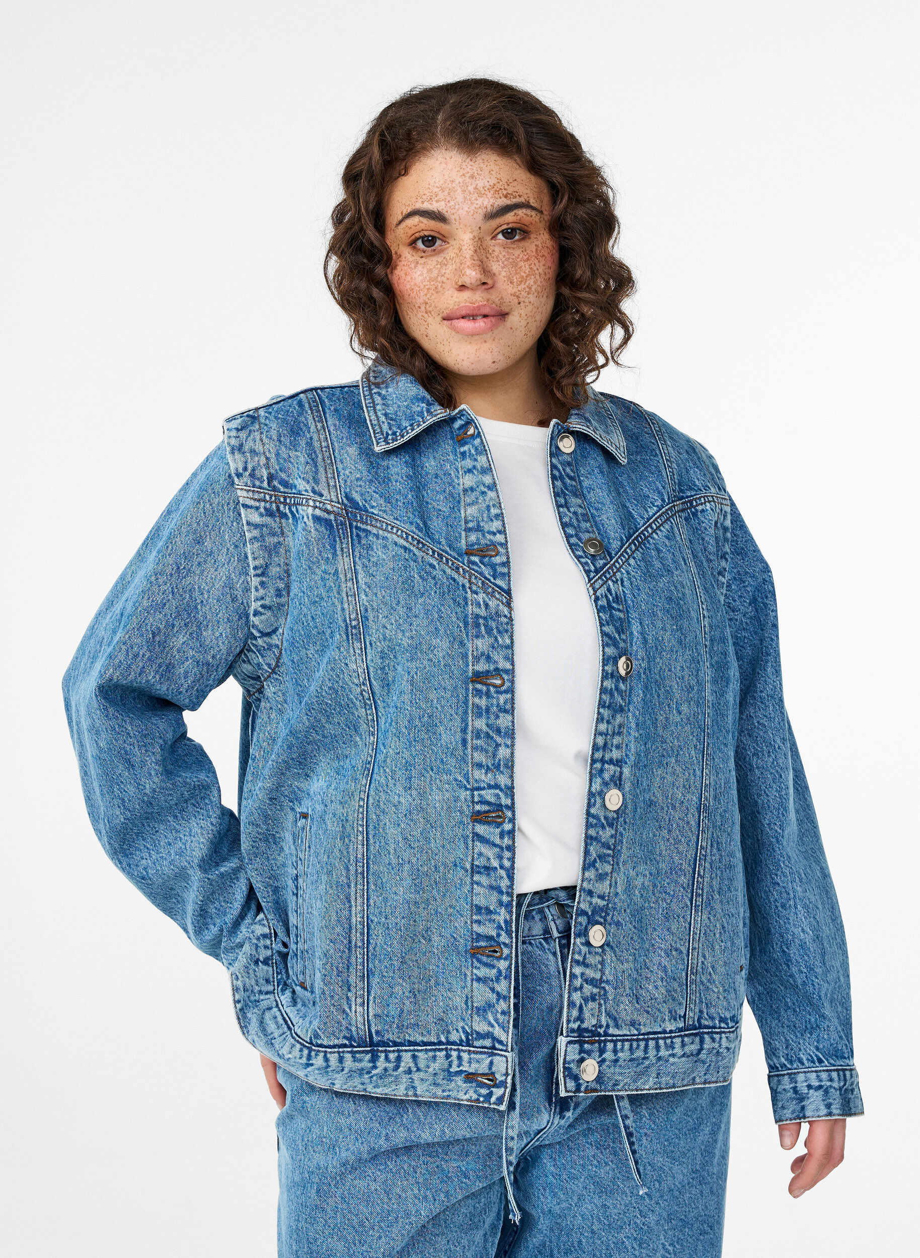 Jeansjacke mit abnehmbaren &Auml;rmeln, Blau, Model