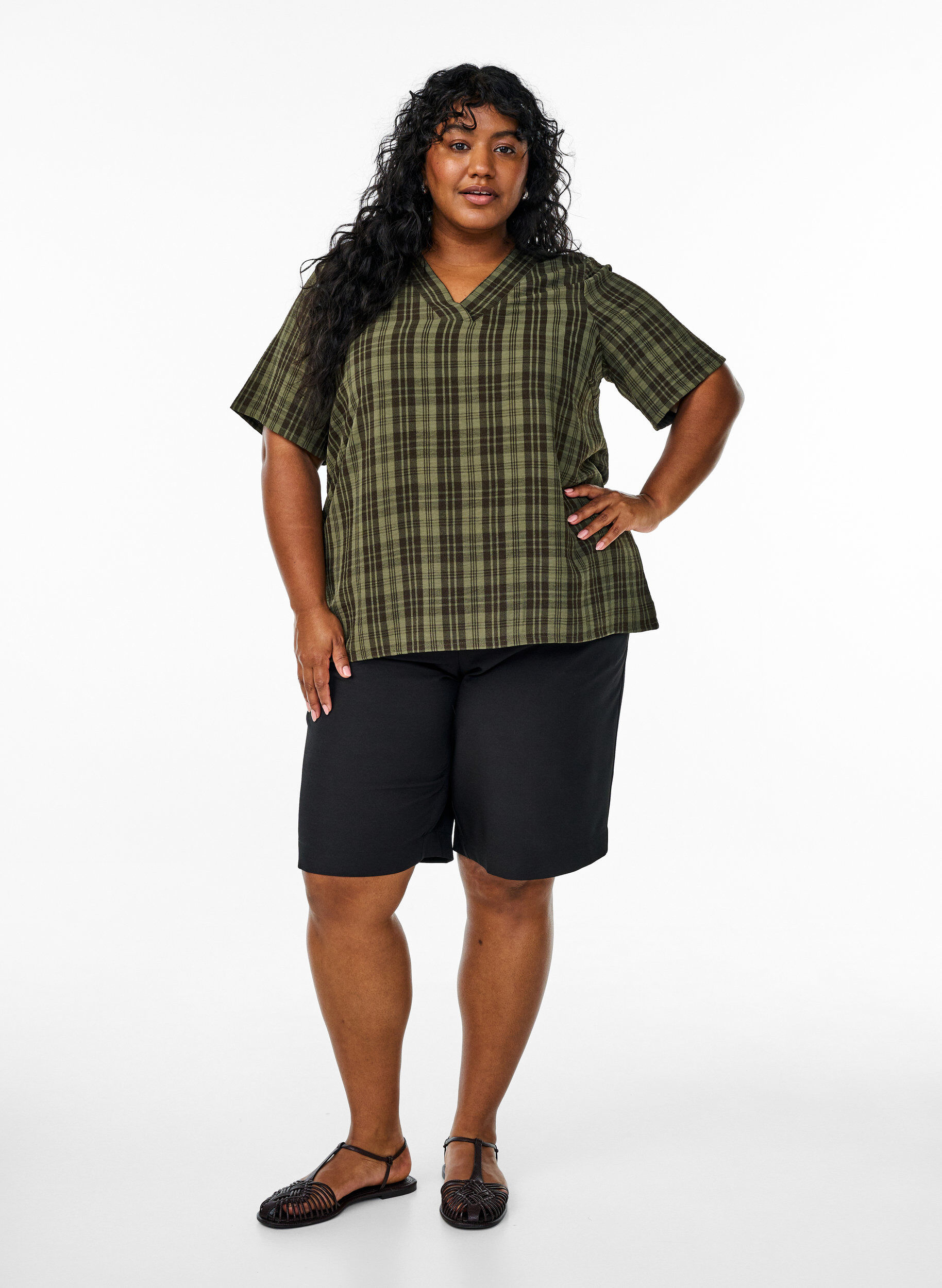 Zizzi Chemisier &agrave; motif carreaux et encolure en V, Vert fonc&eacute;, Model image number 1