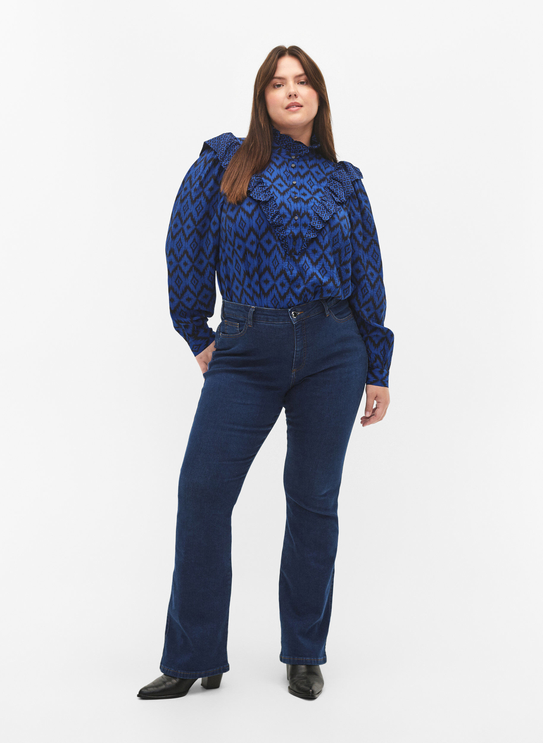 Zizzi Shirtbluse aus Viskose mit R&uuml;schendetails, True blue w. Black, Model image number 3