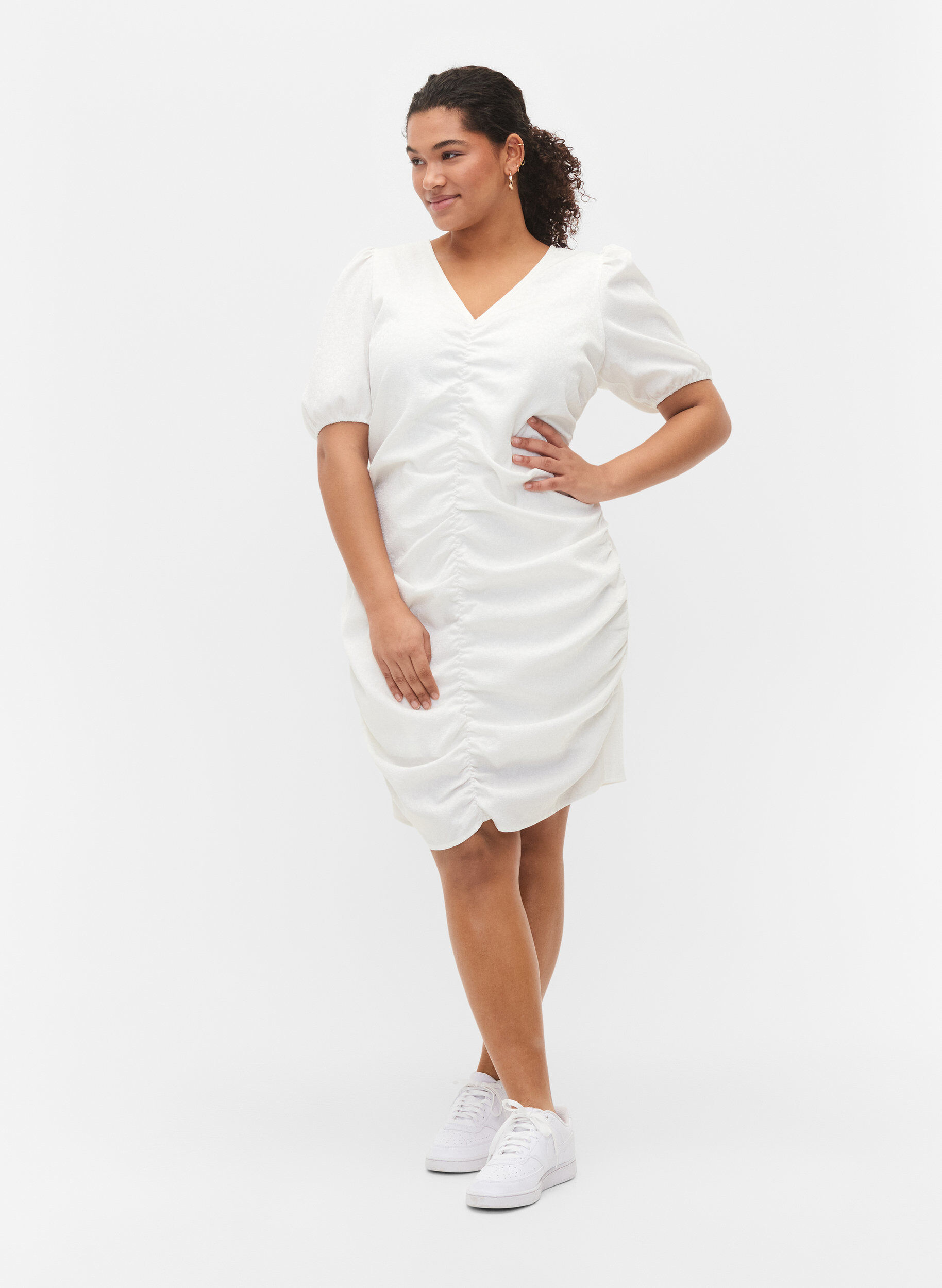 Zizzi Kurzarm Kleid mit Drapierung und Struktur, Bright White, Model image number 3