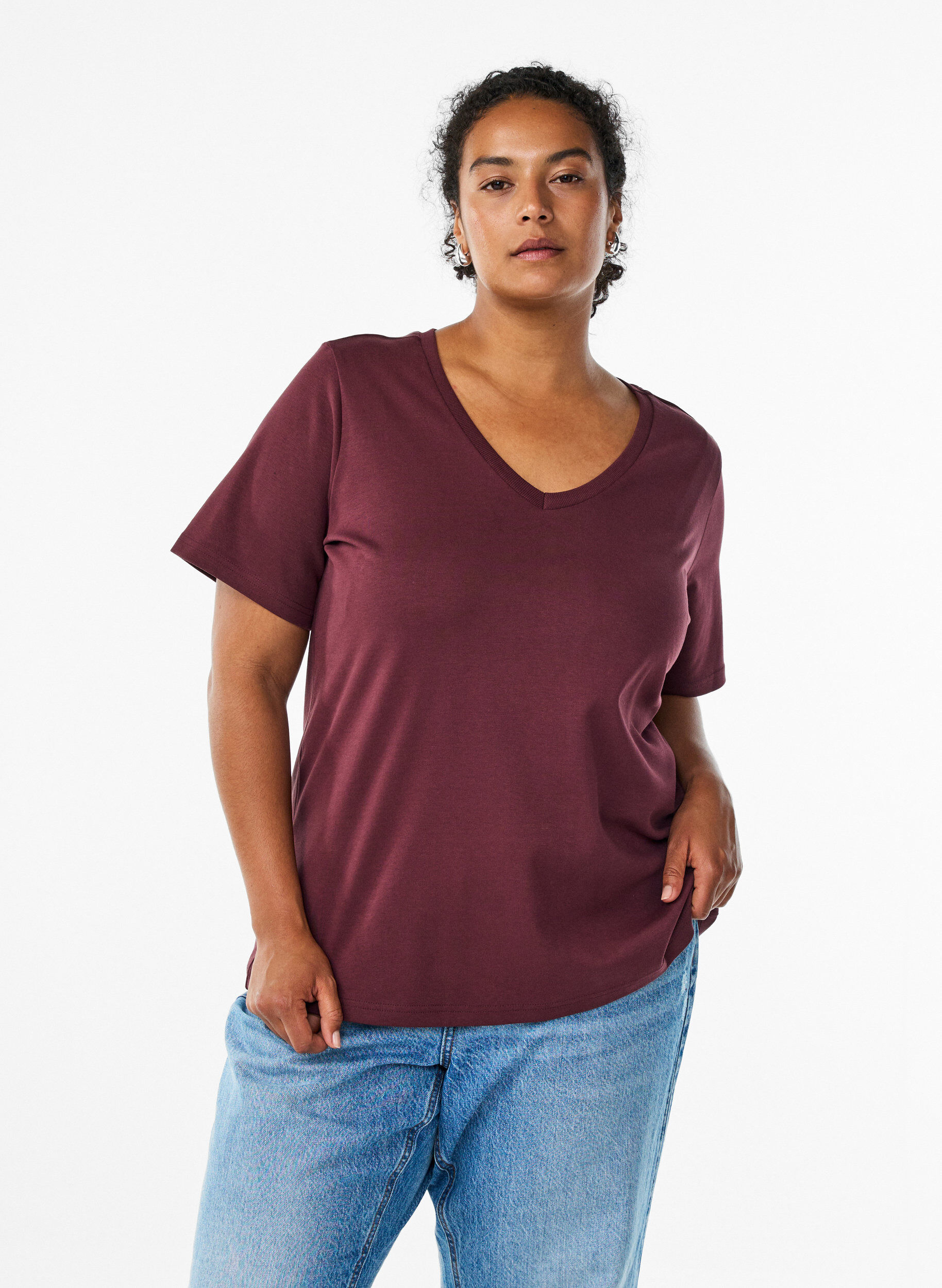 Basic-T-Shirt mit V-Ausschnitt aus Bio-Baumwolle, Dunkles Bordeaux, Model