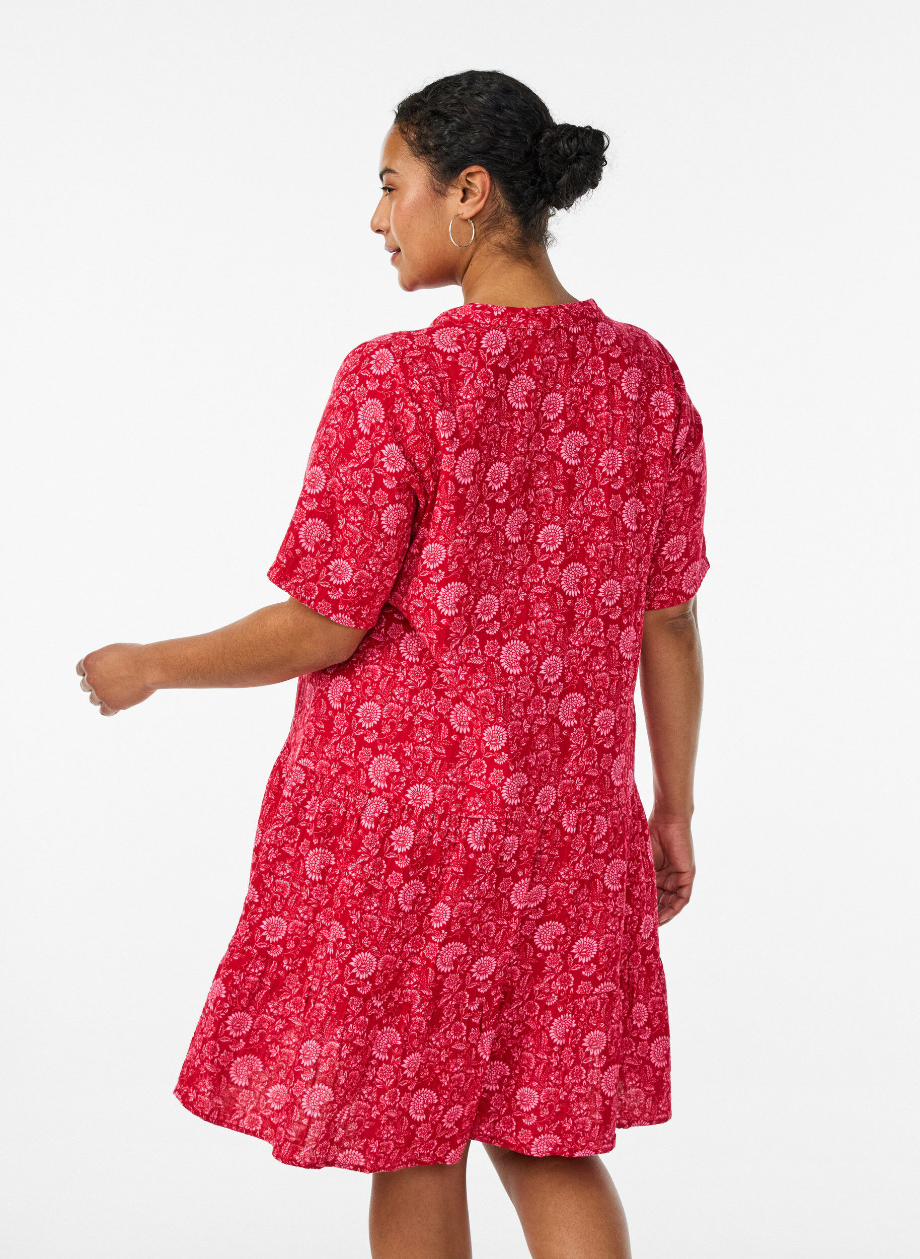 Zizzi Robe courte &eacute;vas&eacute;e en mousseline de coton, Rouge, Model image number 2