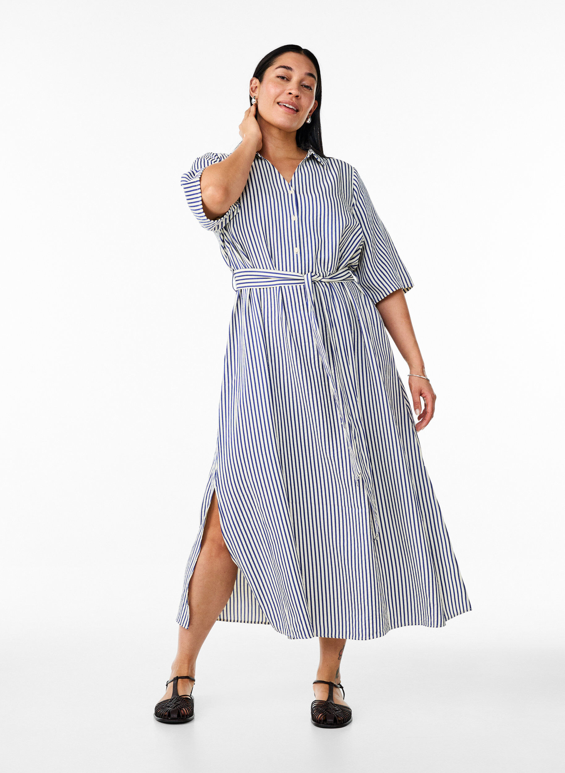 Robe-chemise longue jusqu&rsquo;aux chevilles avec ceinture &agrave; nouer et rayures, Bleu, Model
