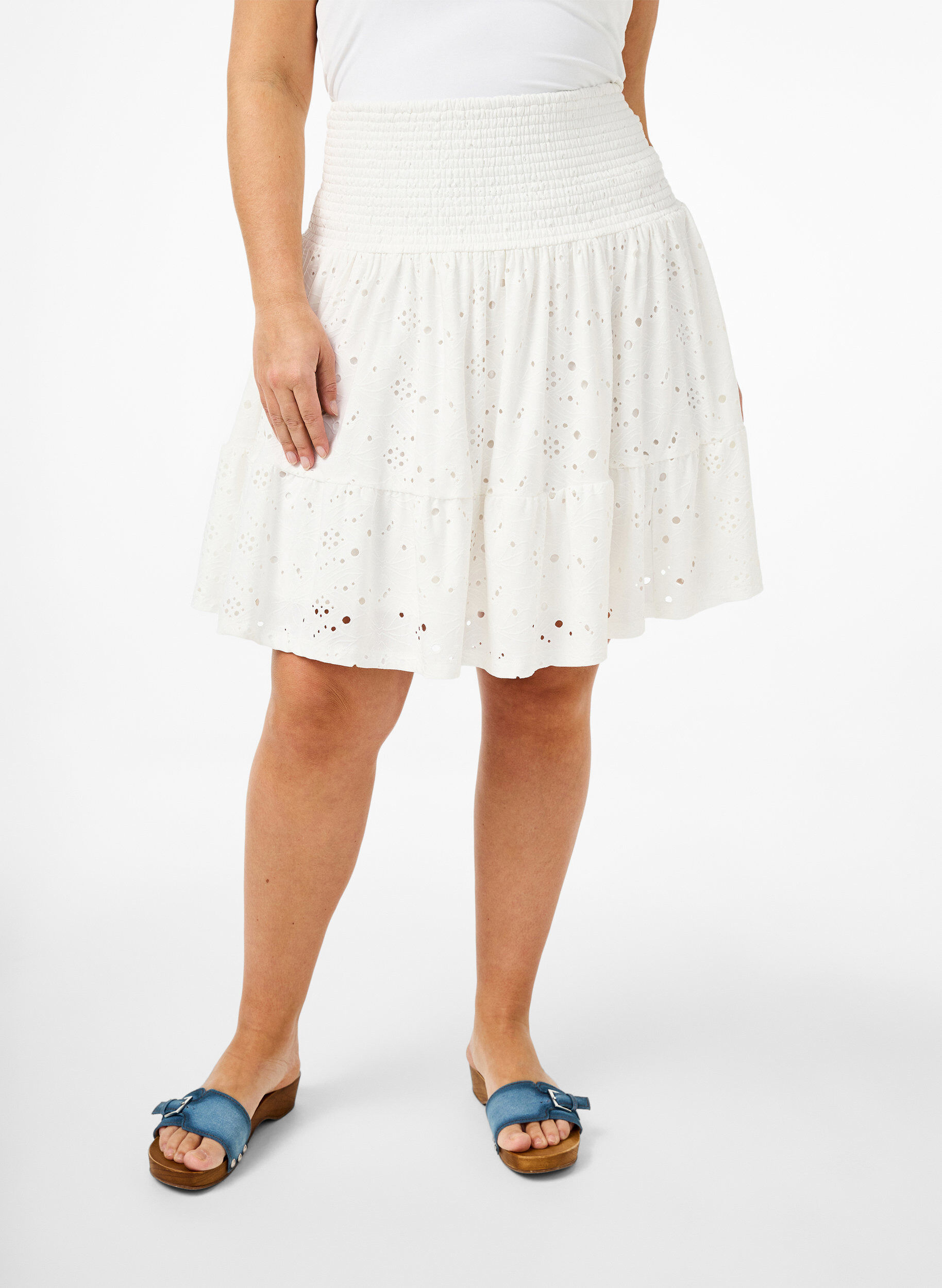 Zizzi Jupe smock avec motif &agrave; trous, Bright White, Model image number 2