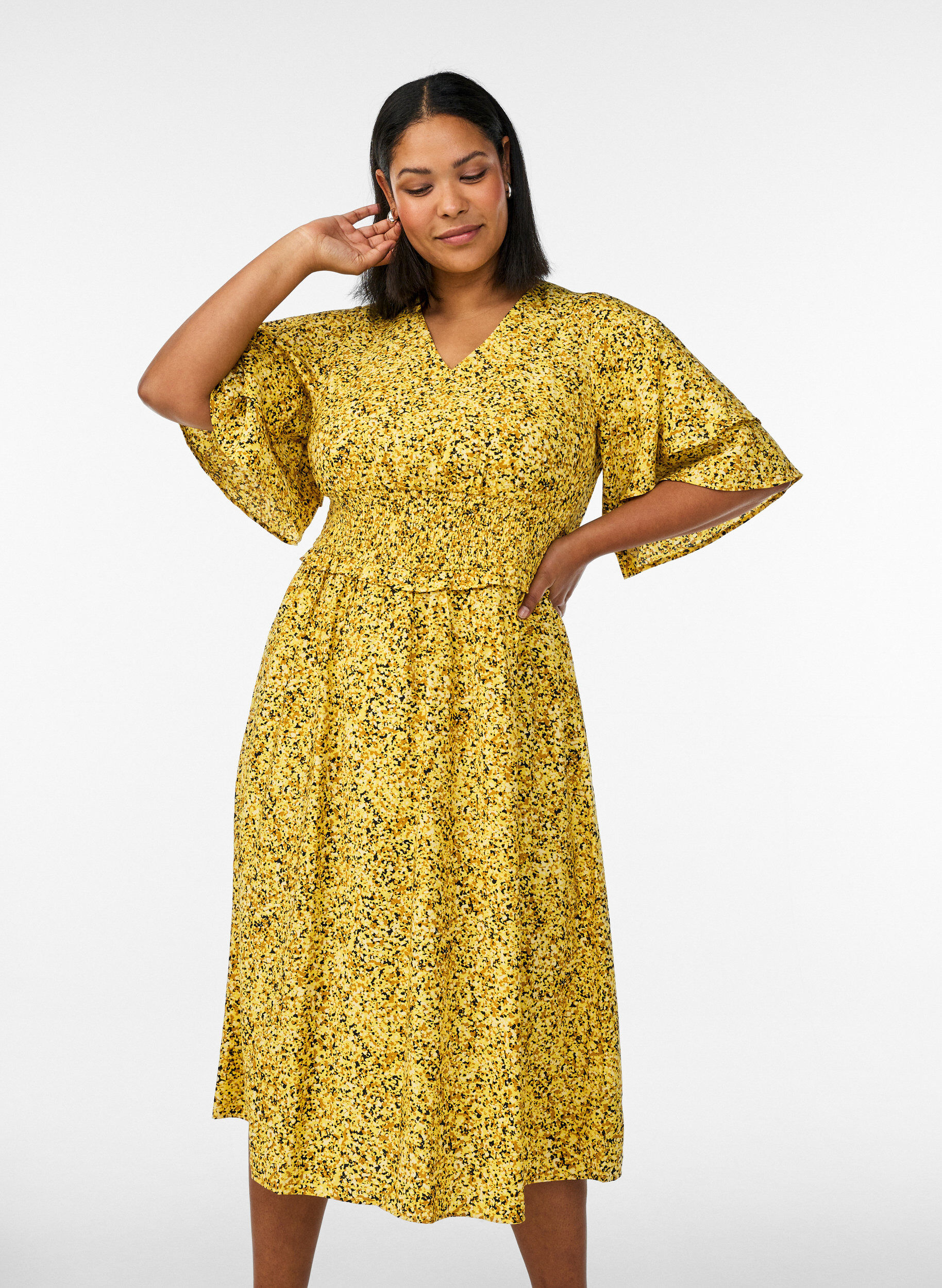Zizzi Robe midi smock&eacute;e avec manches &agrave; volants, Jaune, Model image number 0