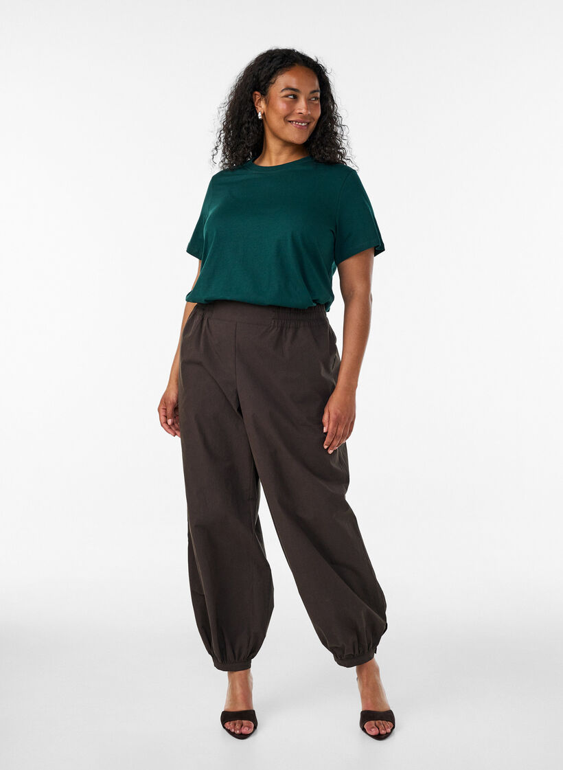 Basic T-Shirt aus Baumwolle mit Rundhalsausschnitt, Gr&uuml;n, Model image number 1