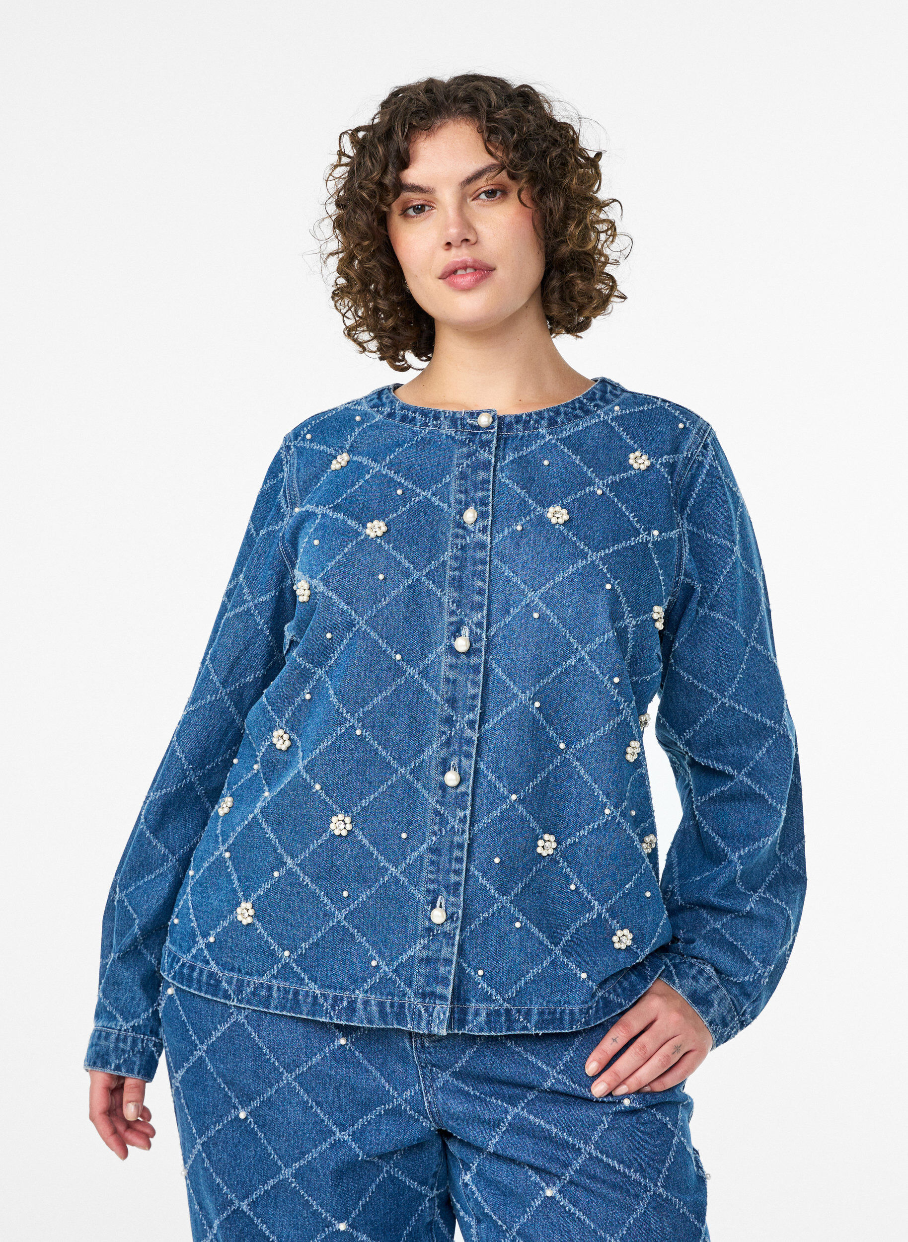 Zizzi Jeanshemd mit Destroyed-Muster und Perlendetails, Blau, Model image number 0