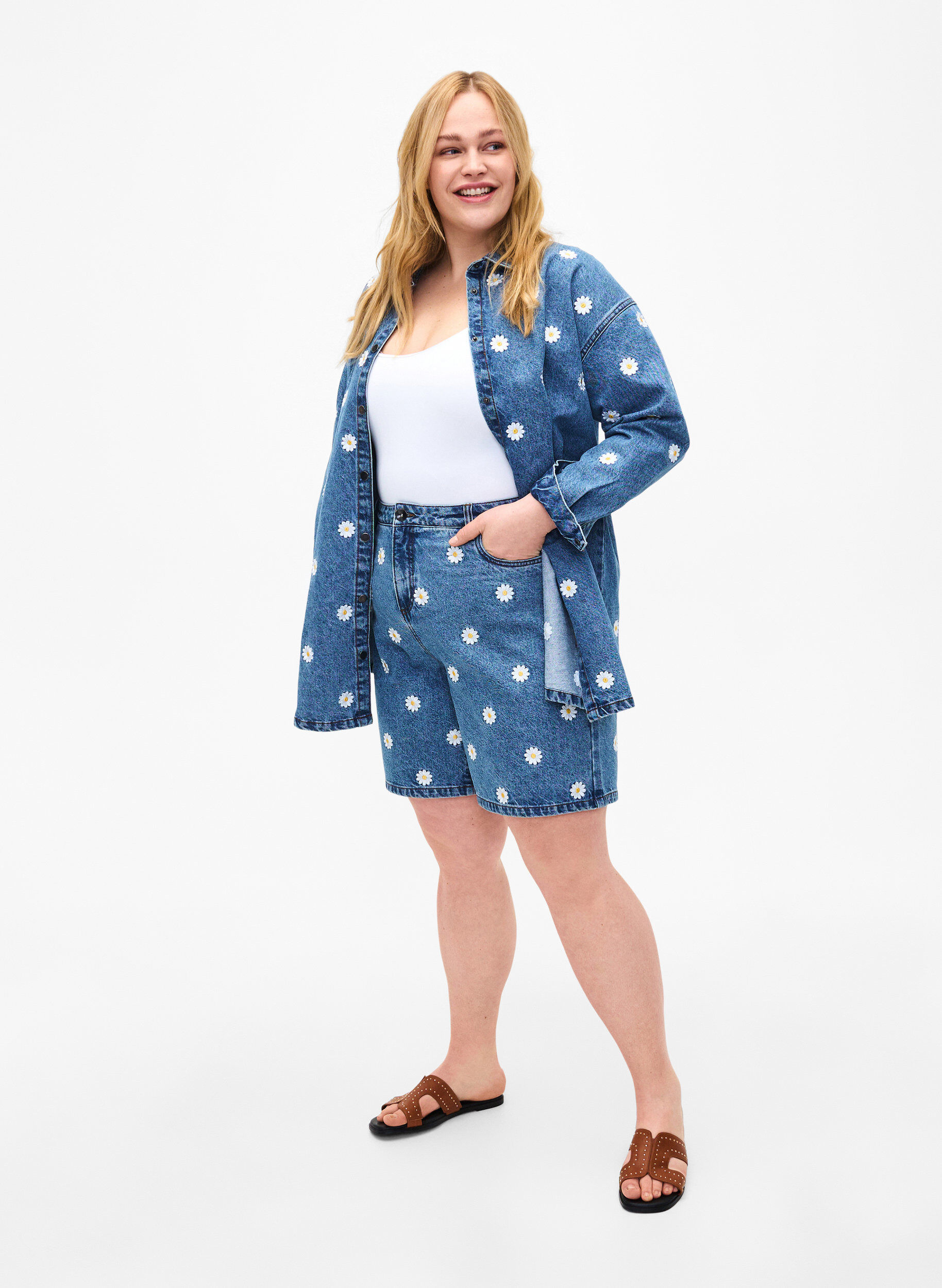 Zizzi Short Mille &agrave; taille haute avec fleurs brod&eacute;es, L.B. Flower, Model image number 3