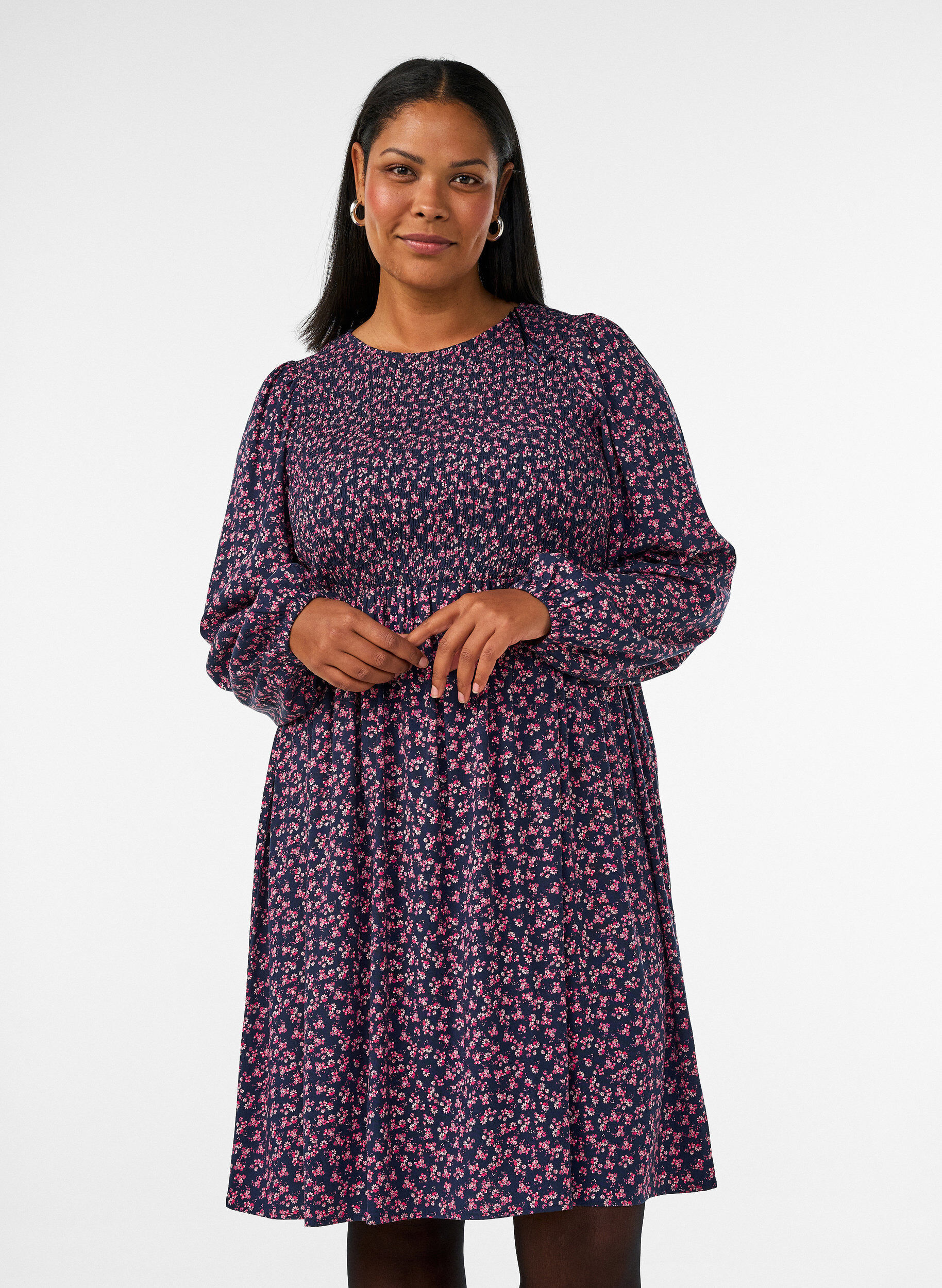 Robe avec haut smock&eacute; et imprim&eacute; &agrave; petites fleurs, Bleu, Model