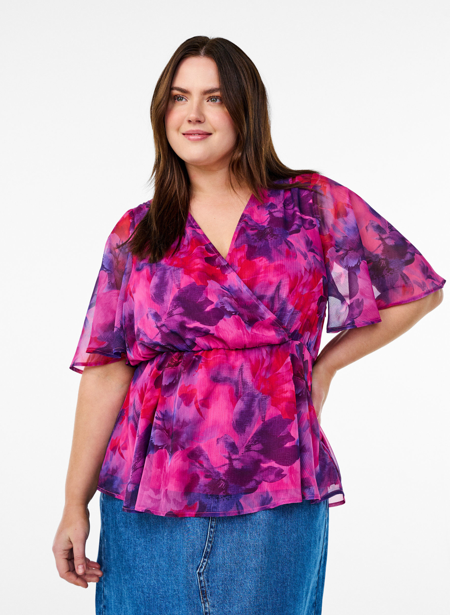 Zizzi Gebl&uuml;mte Chiffonbluse mit kurzen &Auml;rmeln, Rot, Model image number 0