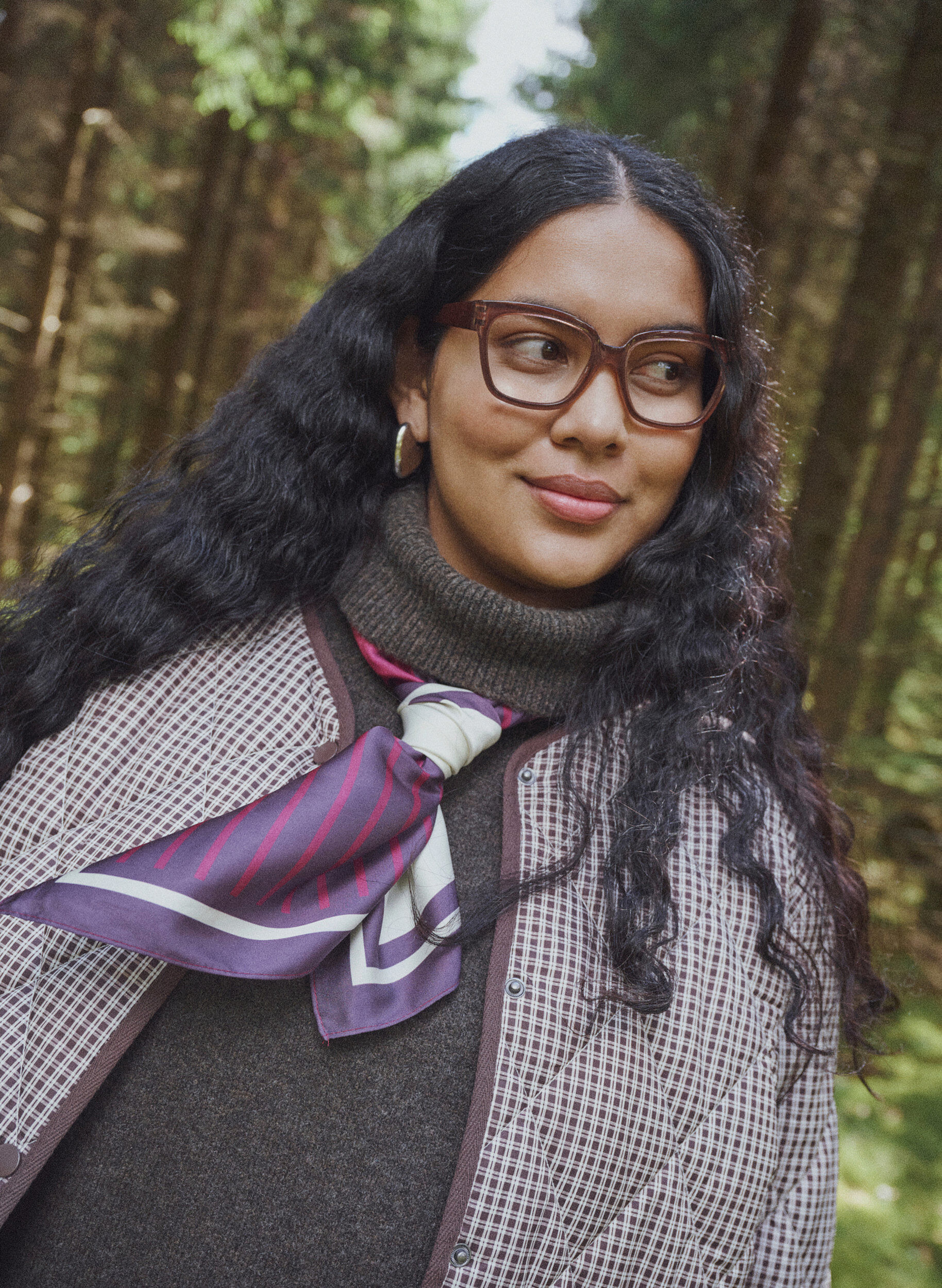 Foulard carr&eacute; &agrave; l&rsquo;aspect satin avec un motif