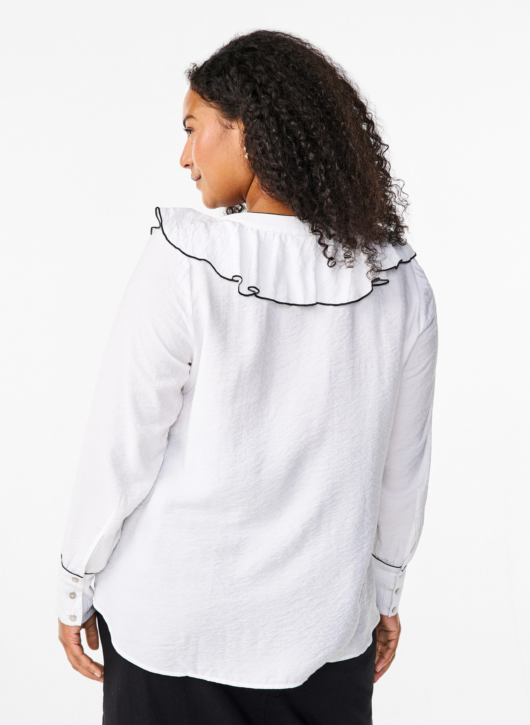 Zizzi Chemisier en viscose &agrave; manches longues et &agrave; jabot, Blanc, Model image number 2