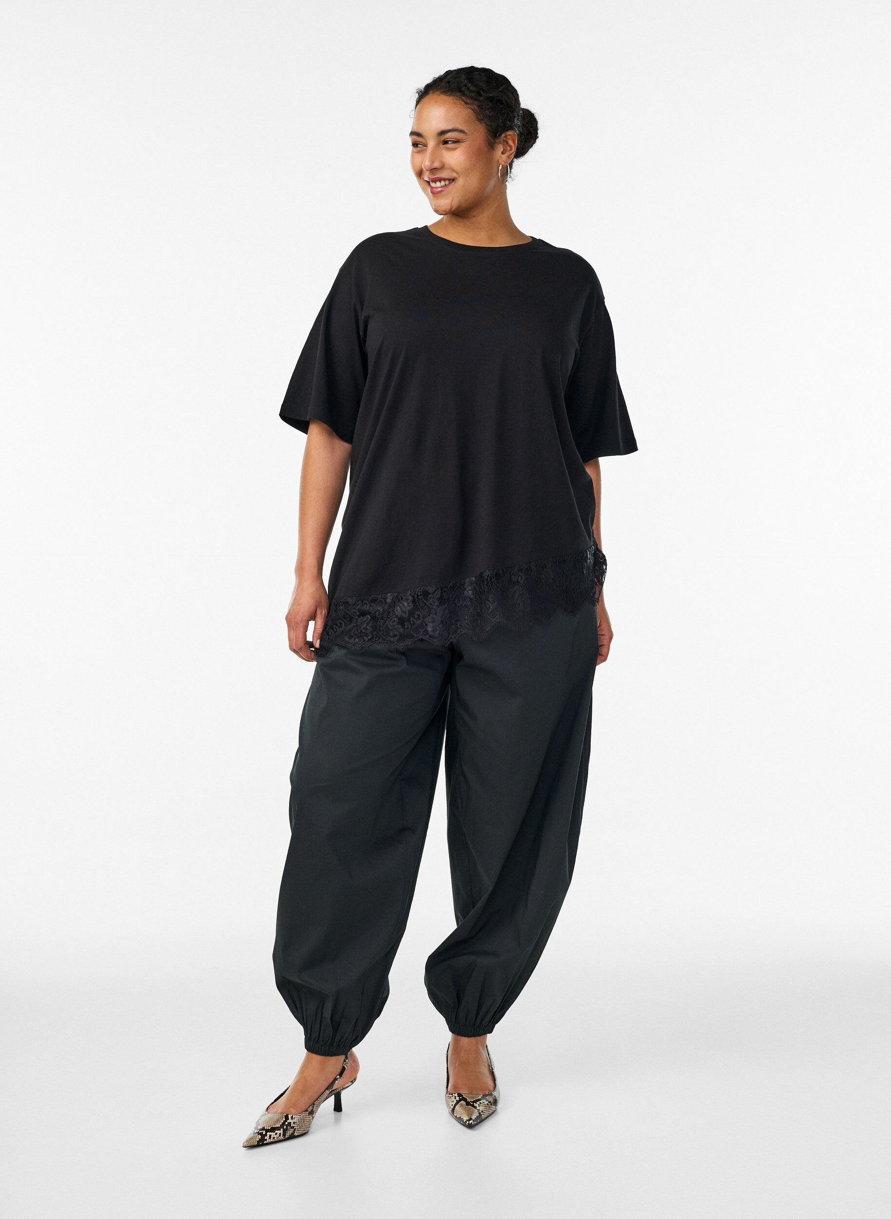 Zizzi T-Shirt mit asymmetrischem Spitzensaum, Schwarz, Model image number 1