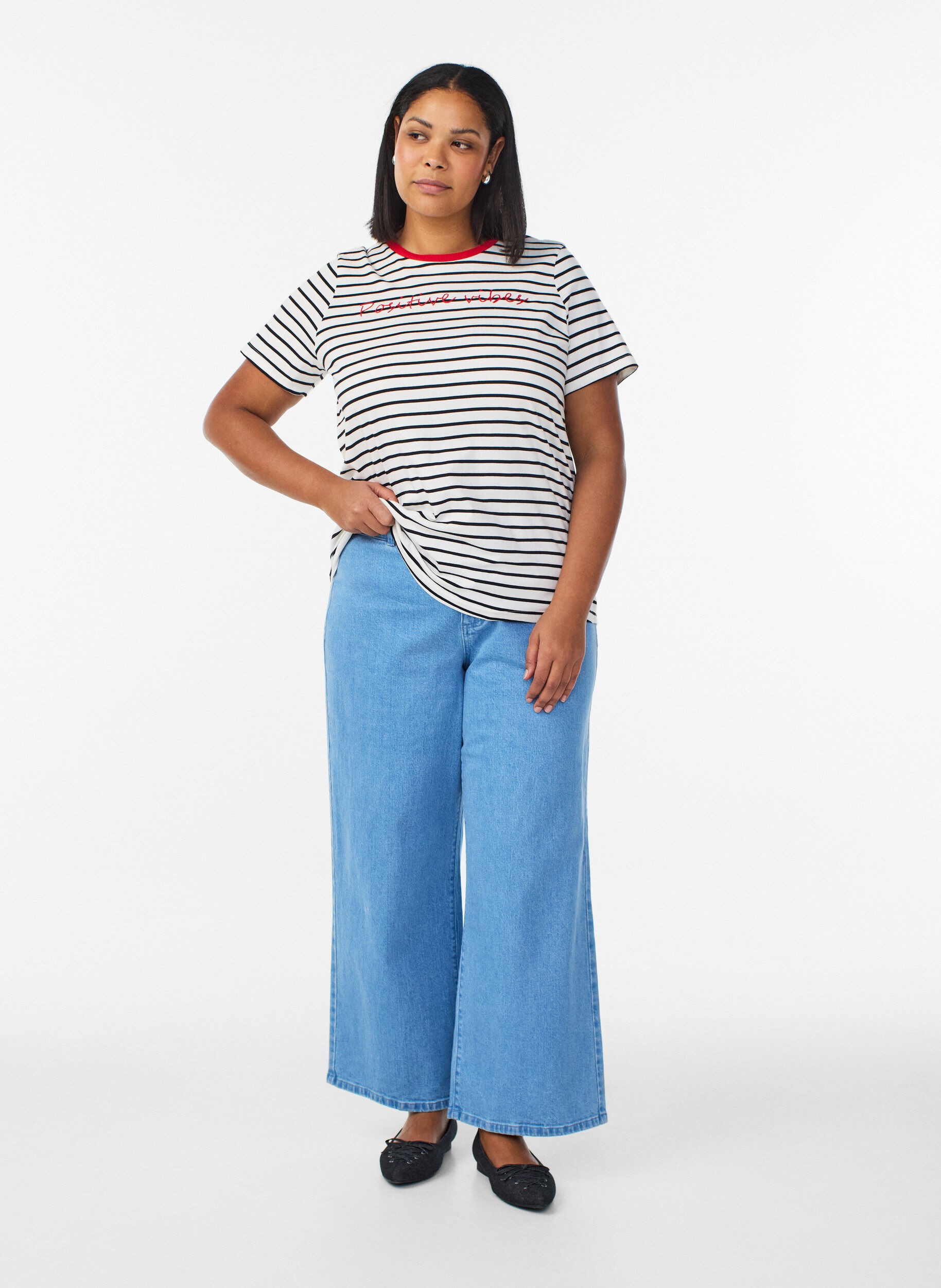 Zizzi T-shirt ray&eacute; en coton avec texte brod&eacute;, Vanille, Model image number 1