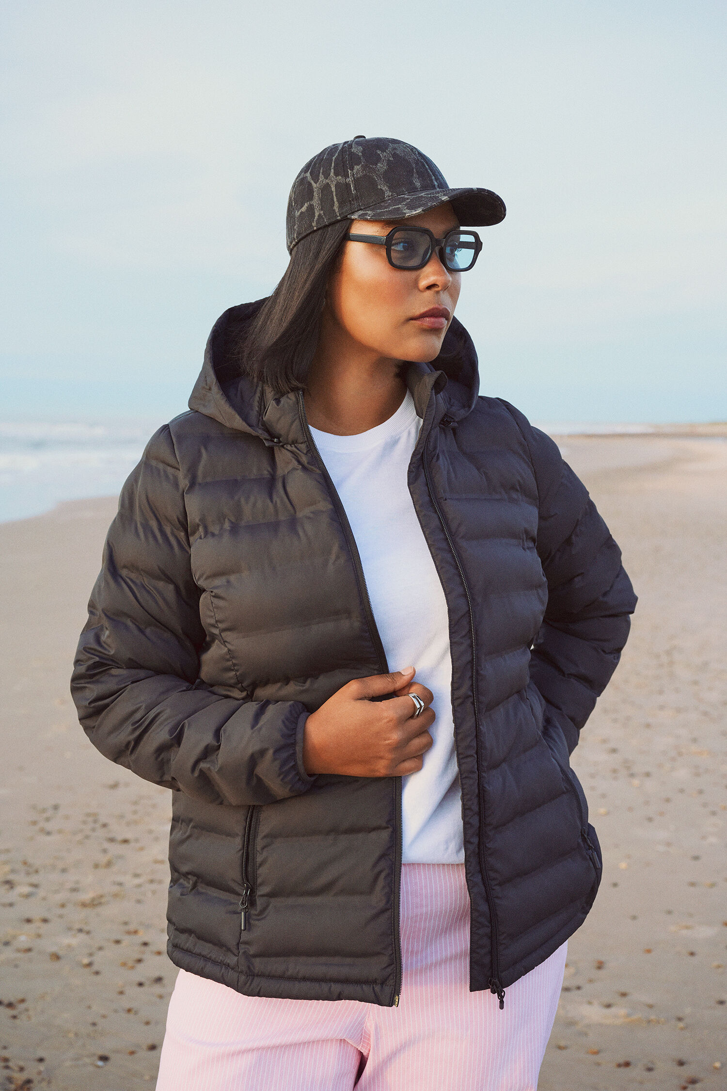 Zizzi Wasserabweisende schwarze Leichtgewichtsjacke, , Model