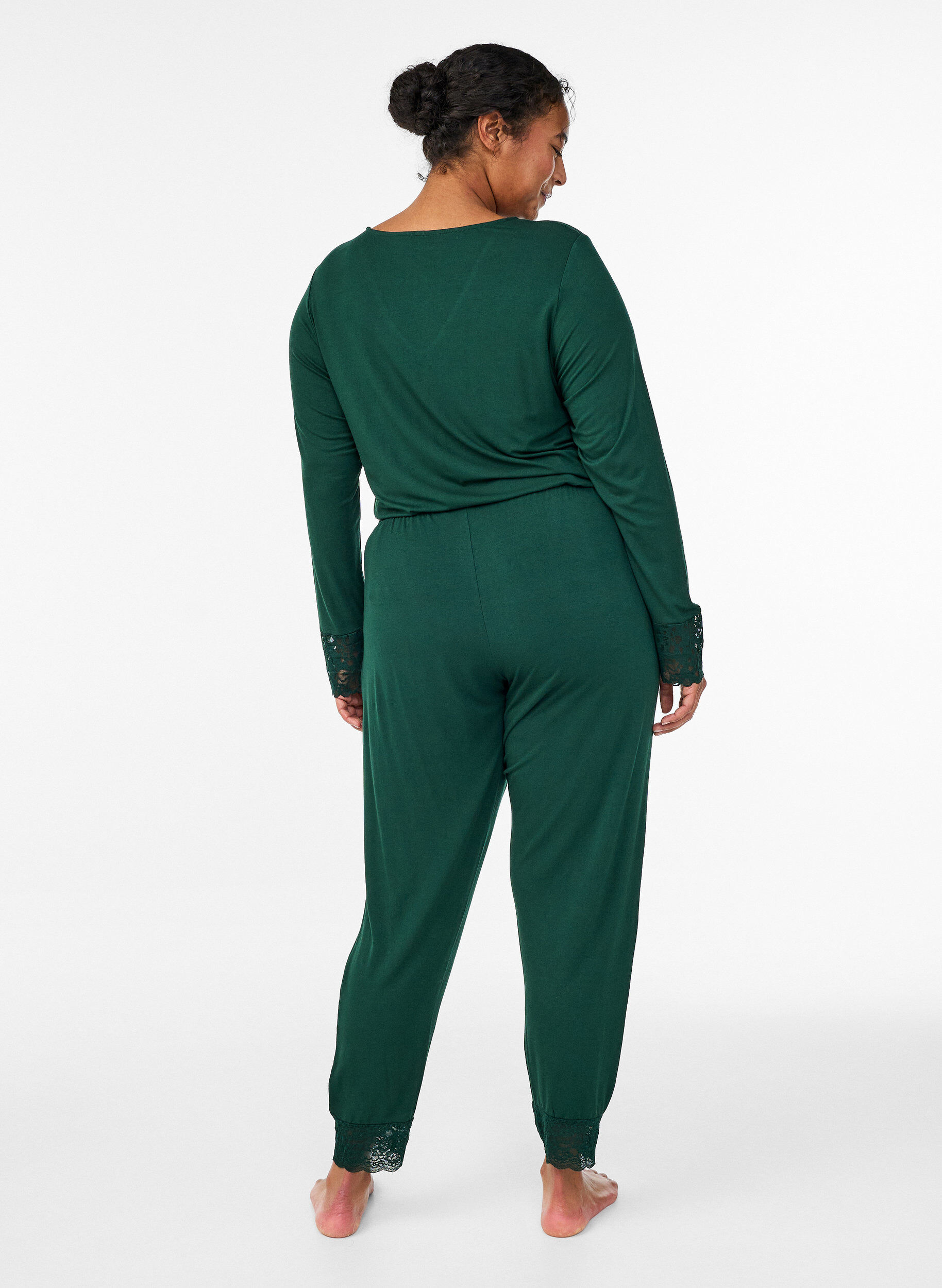 Zizzi Pantalon de pyjama &agrave; taille haute et finitions dentelle, Vert fonc&eacute;, Model image number 1