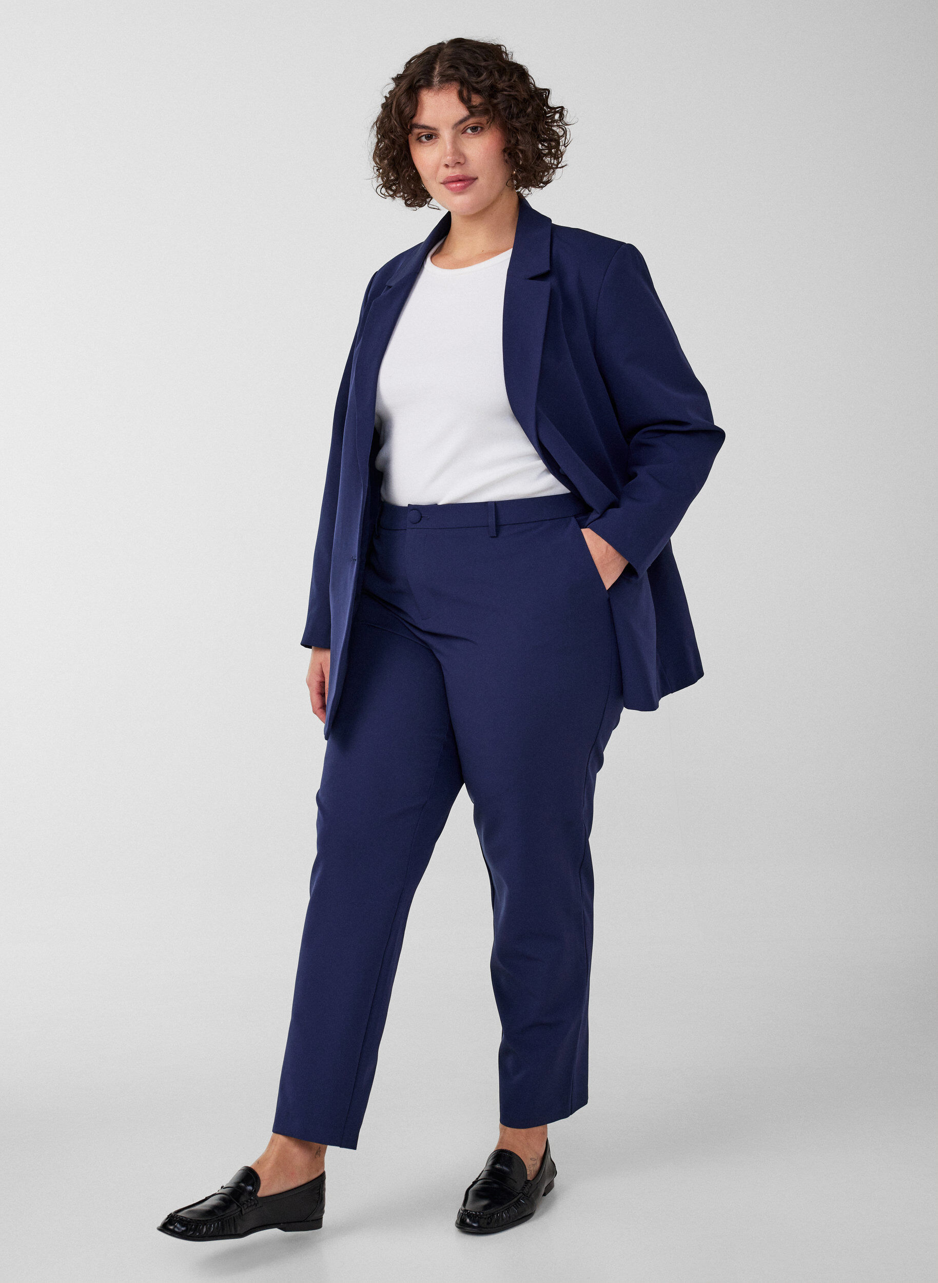 Pantalon avec poches et jambes droites, Bleu, Model