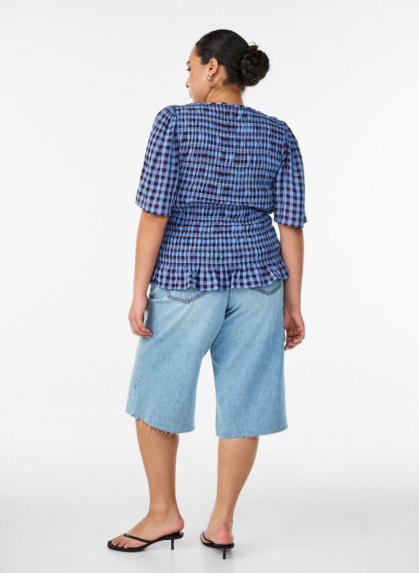 Cropped Jeans mit abgenutzter Optik und offenen Kanten, Blau, Model