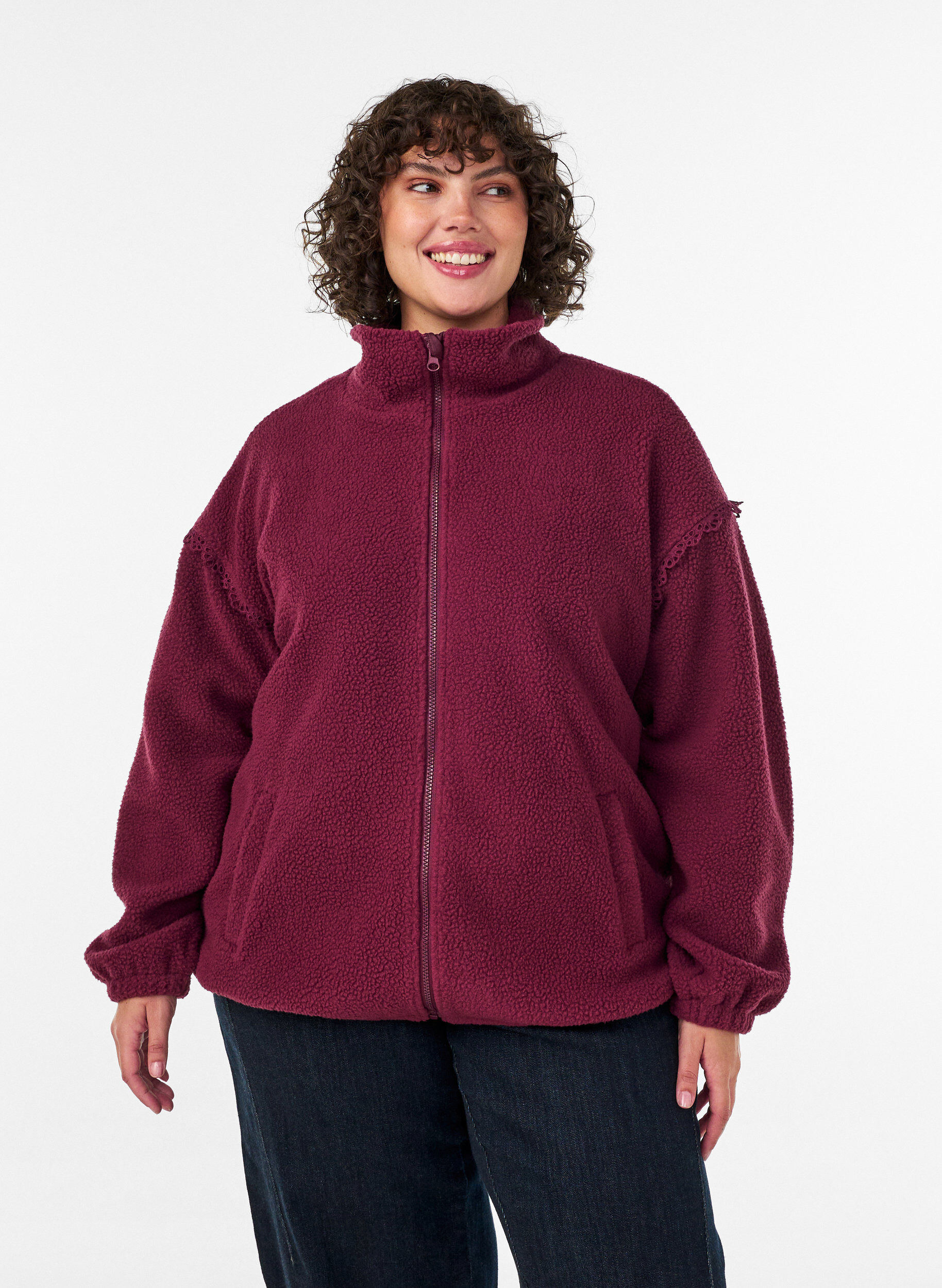 Veste teddy avec finitions en broderie anglaise et col montant, Bordeaux, Model