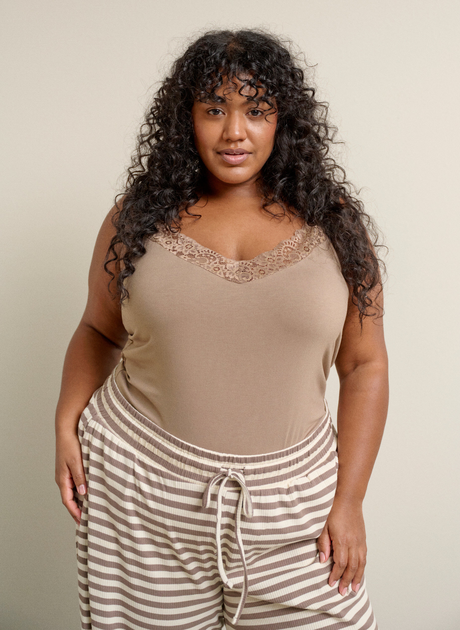 Top en viscose avec bord en dentelle