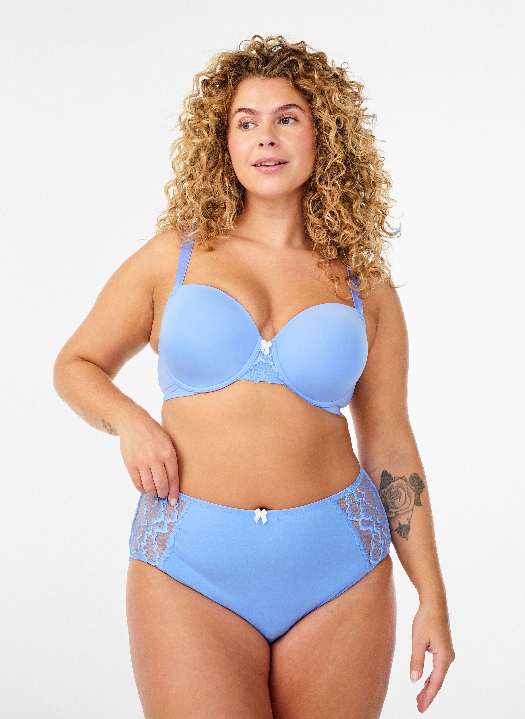 Zizzi Soutien-gorge moul&eacute; en microfibre avec d&eacute;tail en dentelle et n&oelig;ud, Bleu, Model image number 1