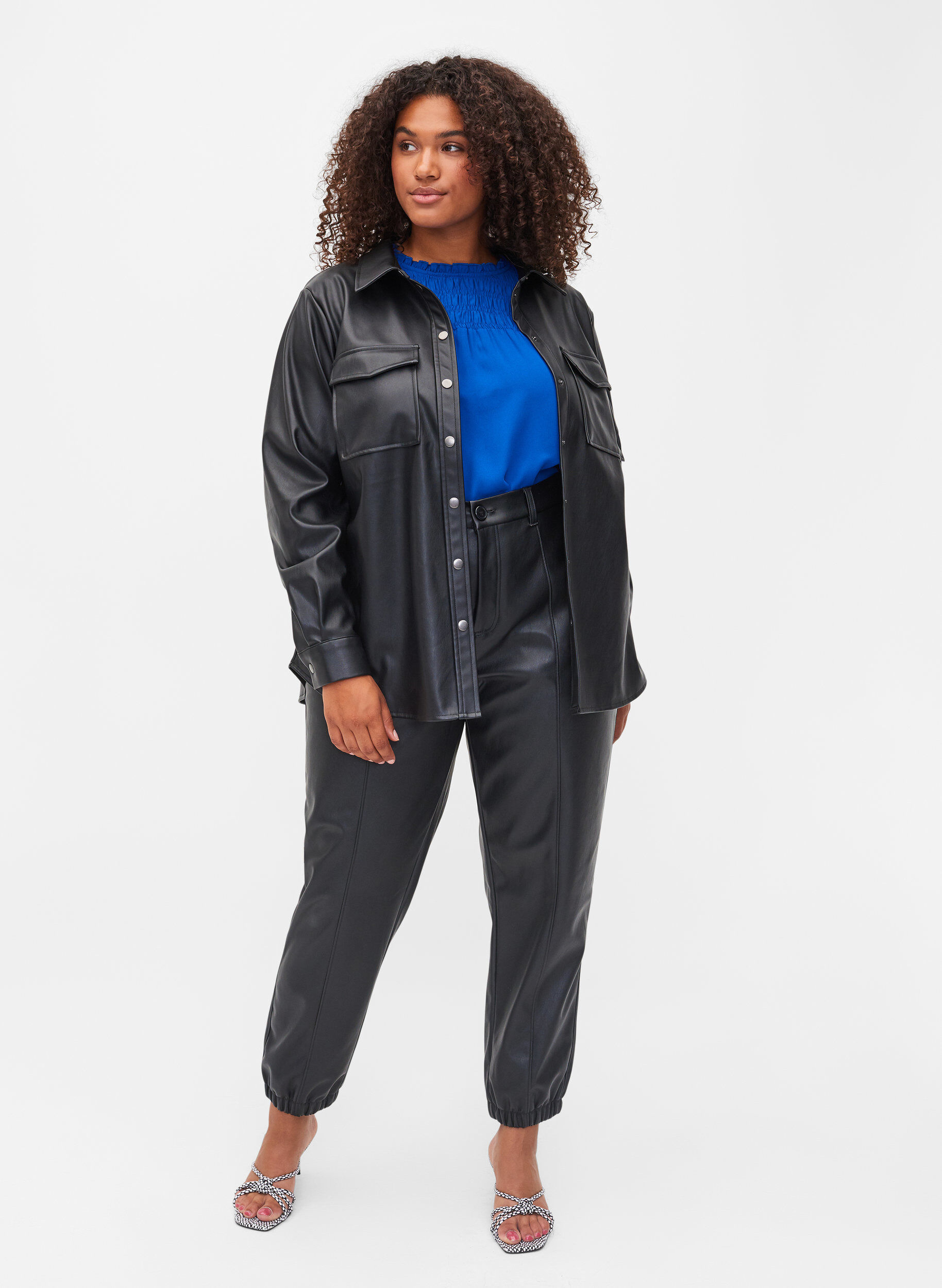 Zizzi Hose aus Lederimitat, Black, Model image number 0