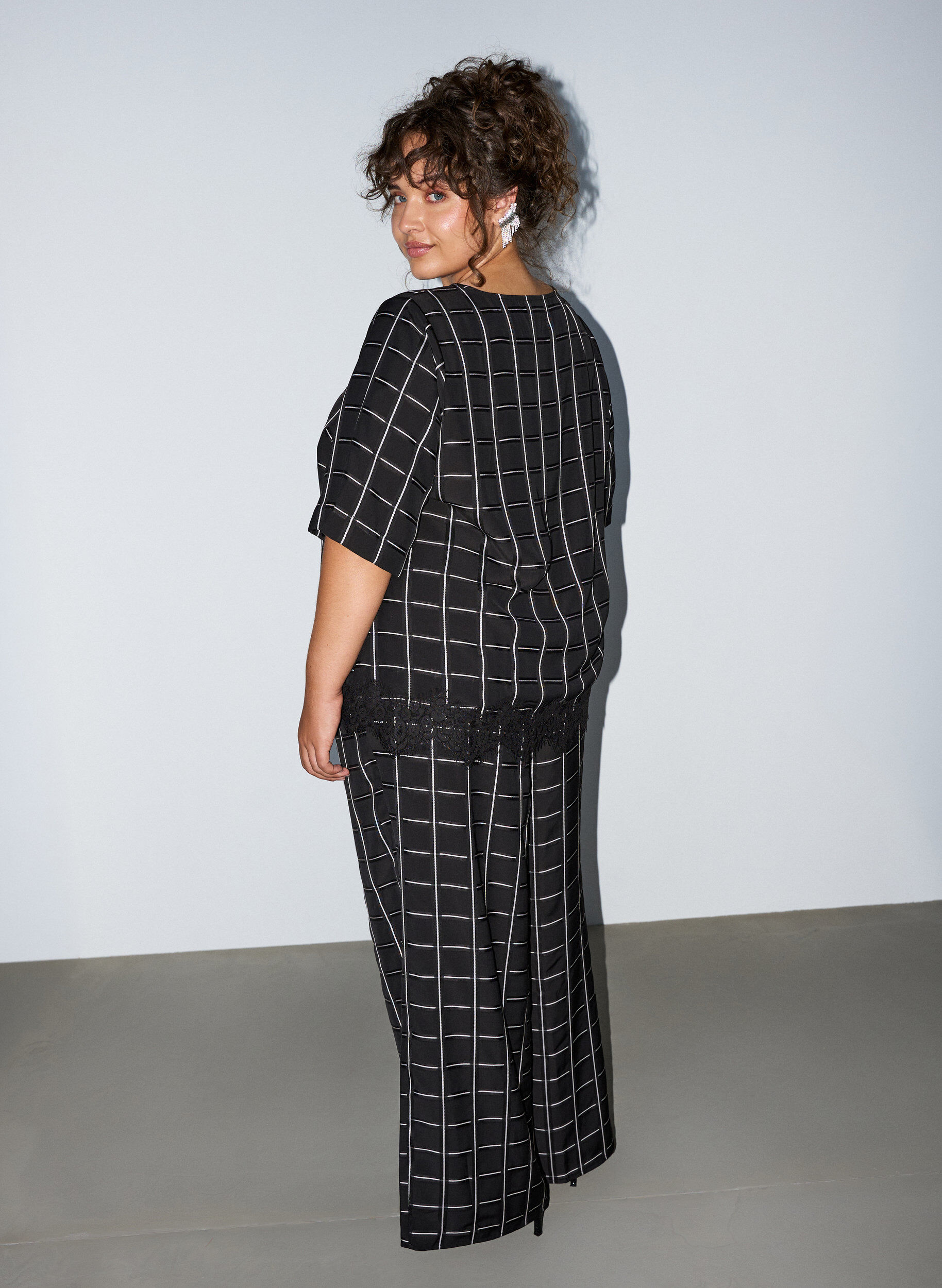 ZizziKarierte Bluse mit Spitzenbesatz und ellenbogenlangen &Auml;rmeln, Schwarz, Model image number 2