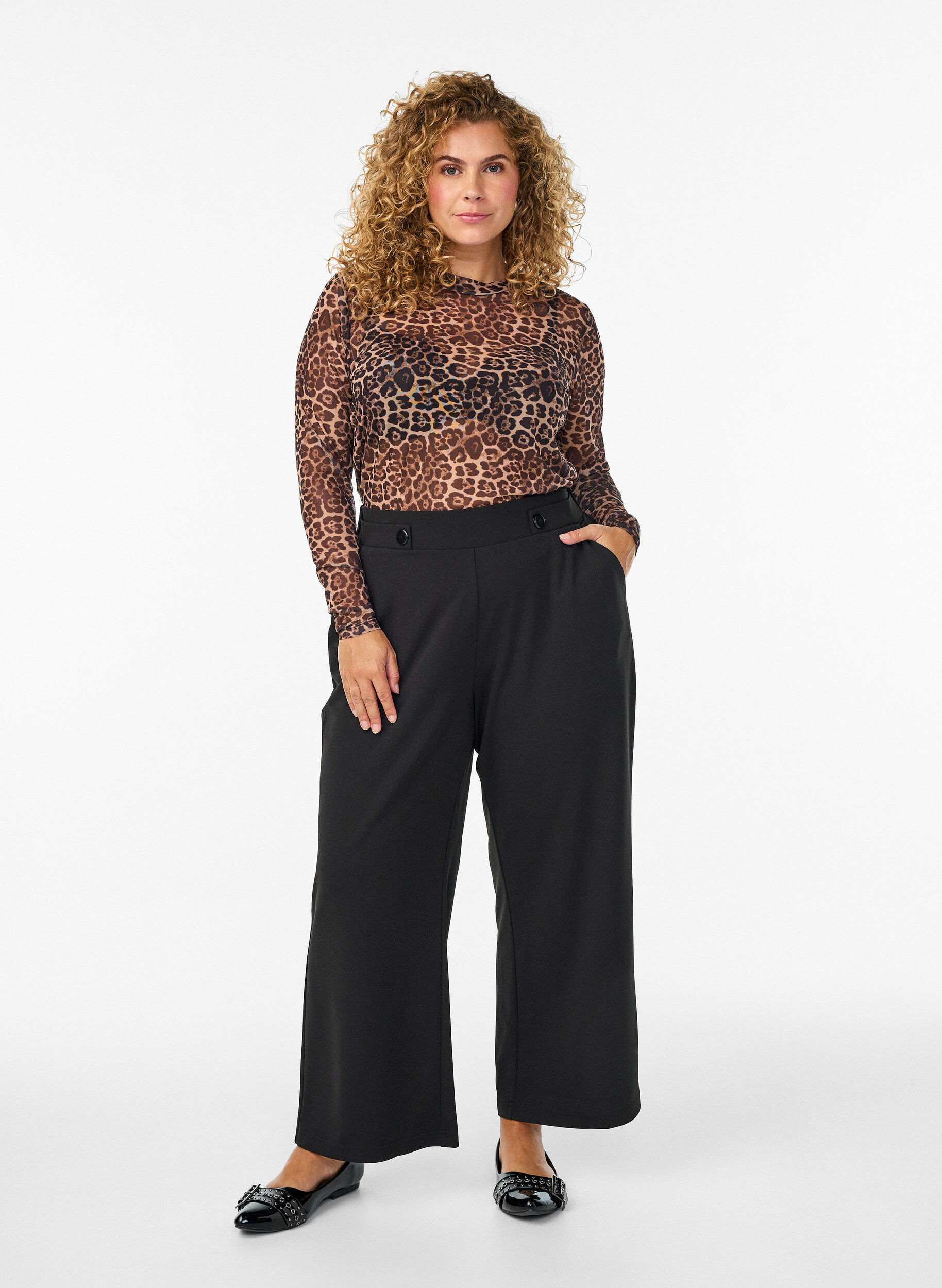 Lockere Hose mit Taschen, Schwarz, Model