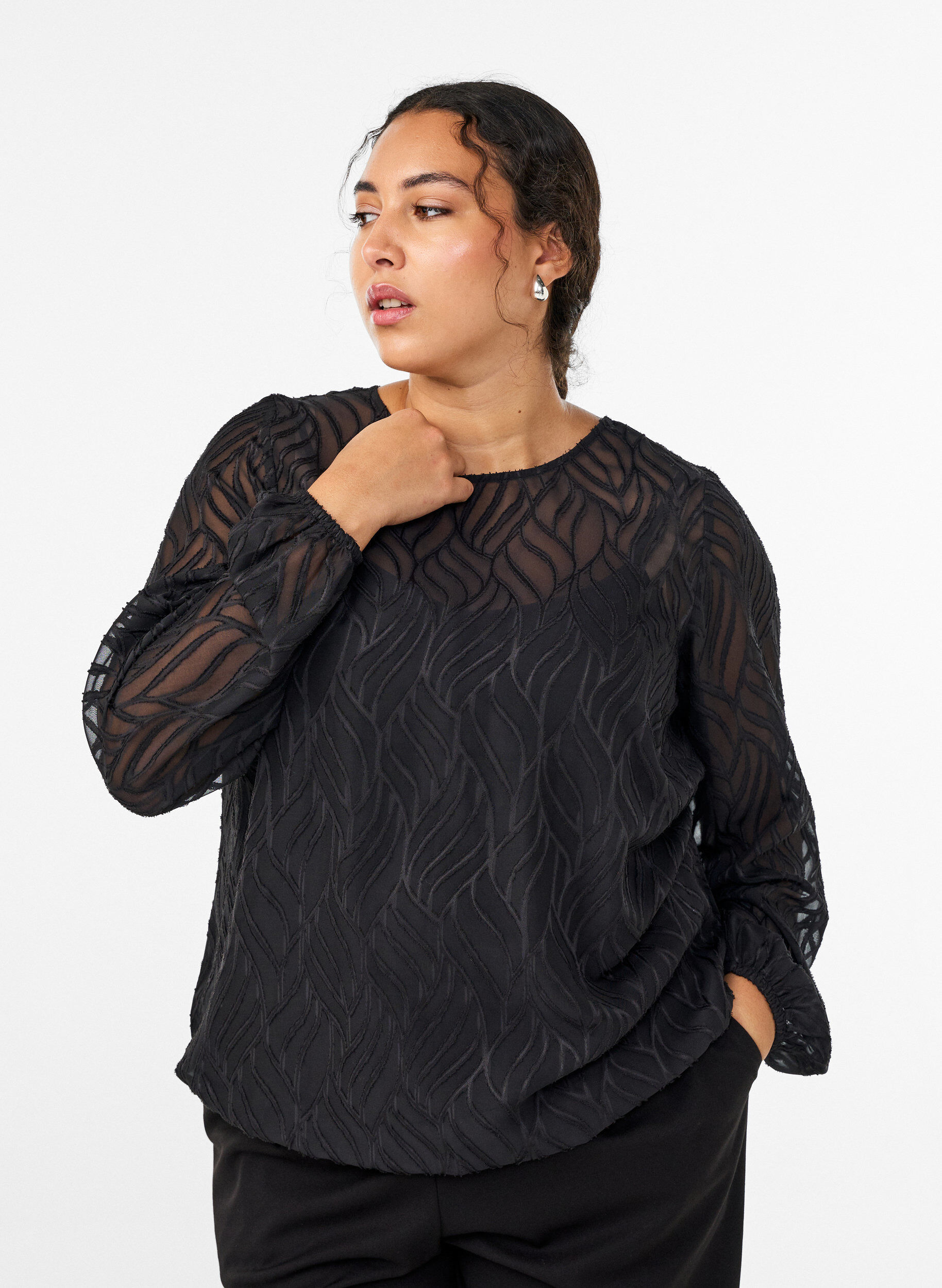 Bluse aus Chiffon mit Strukturmuster, Schwarz, Model