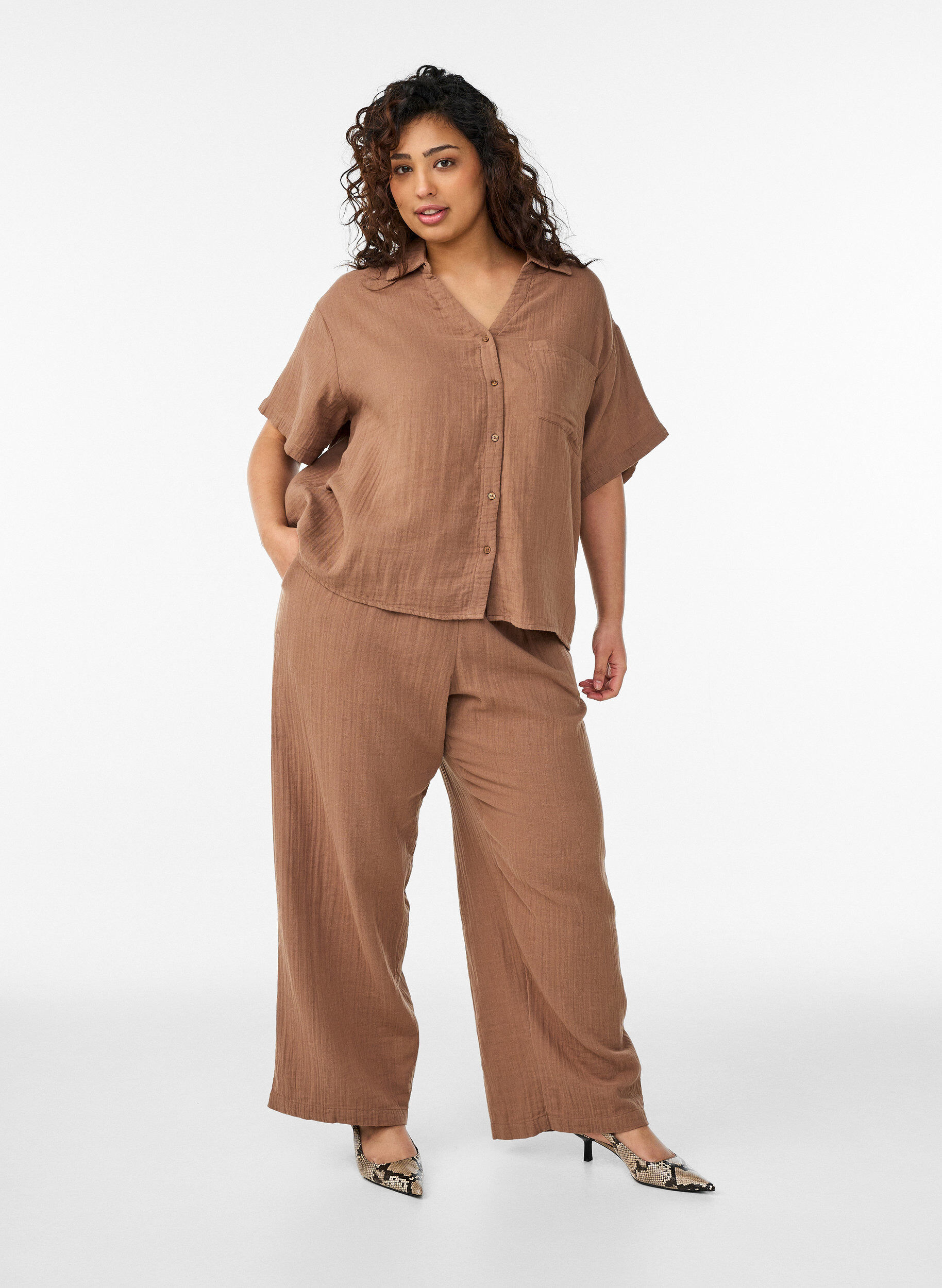 Zizzi Bluse aus Baumwoll-Musselin mit kurzen &Auml;rmeln, Braun, Model image number 1