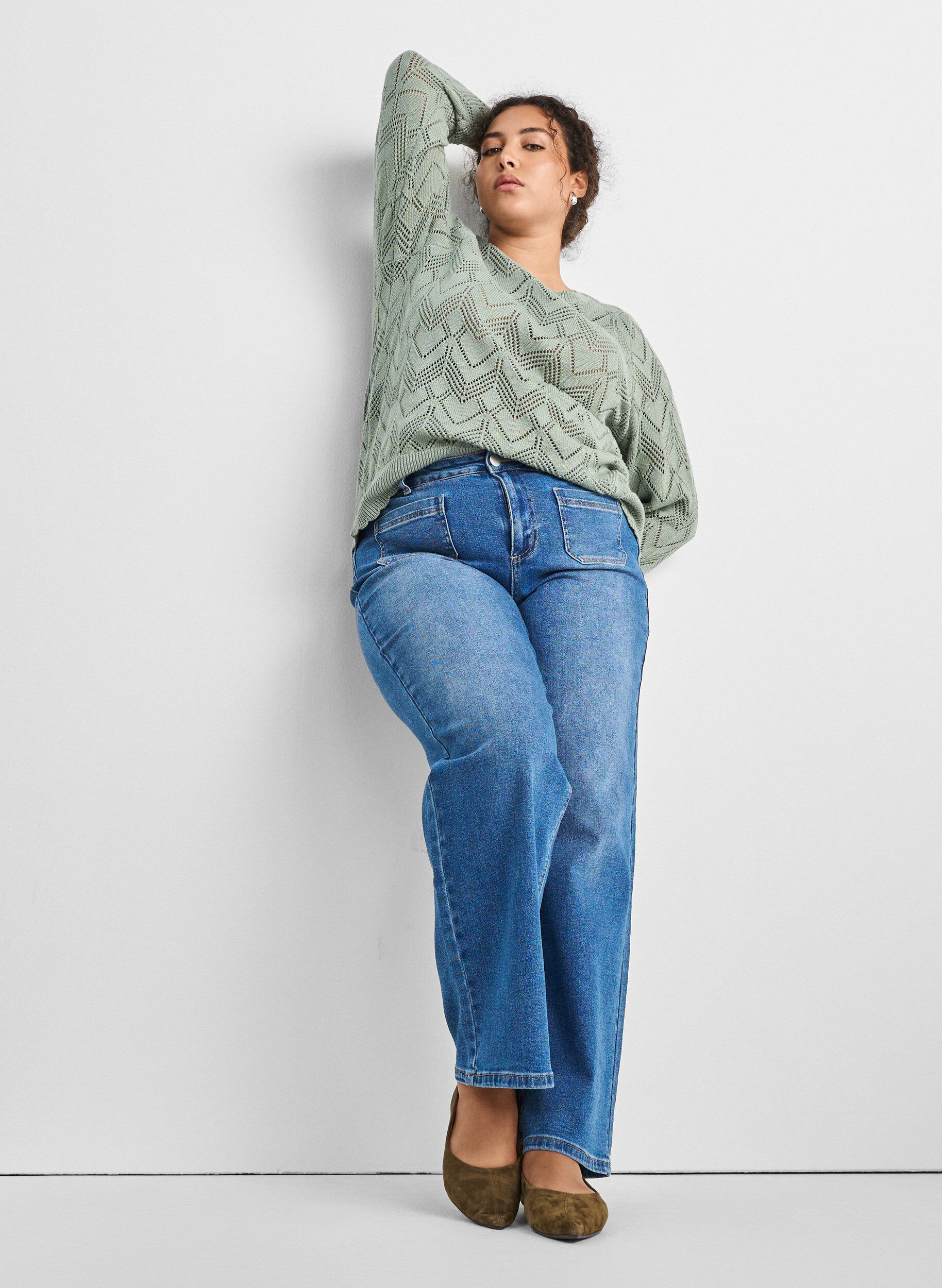 Zizzi Gemusterte Strickbluse mit welligem Rand und Rundhalsausschnitt, Gr&uuml;n, Model image number 3