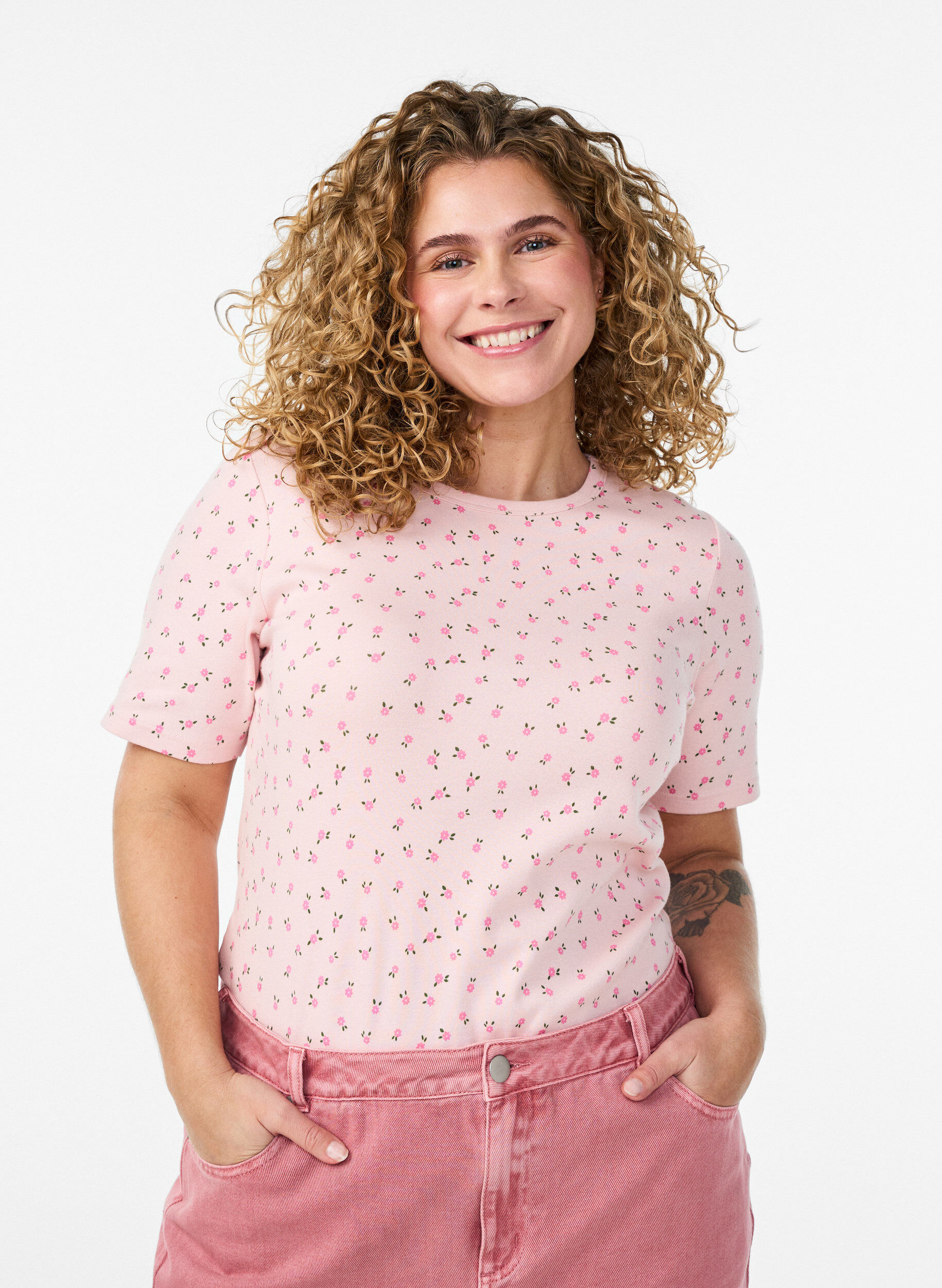 Zizzi T-Shirt aus Baumwolle mit Allover-Druck, Rot, Model image number 0