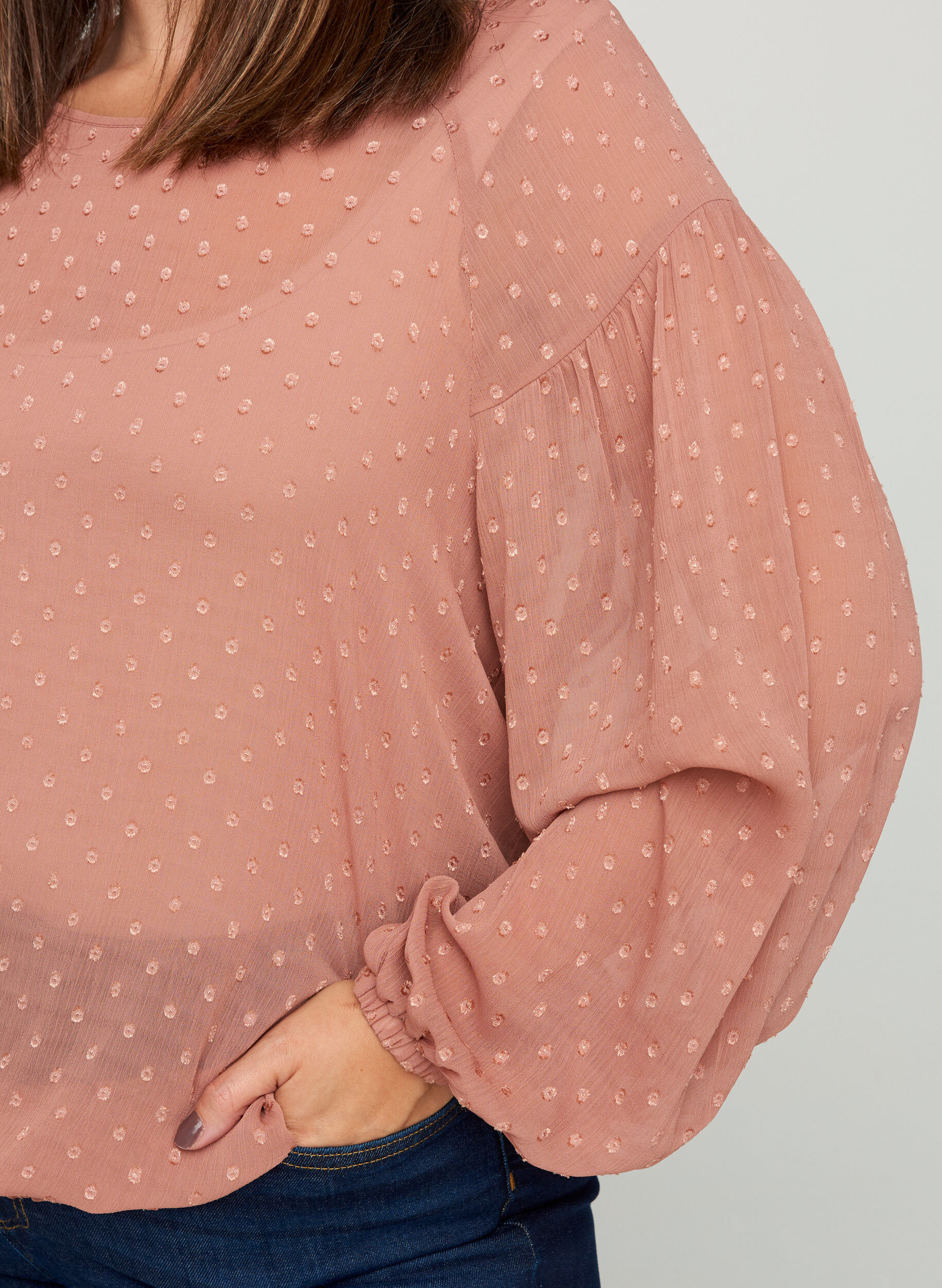 Zizzi Blouse en r&eacute;sille &agrave; manches longues avec smocks, Burlwood, Model image number 2