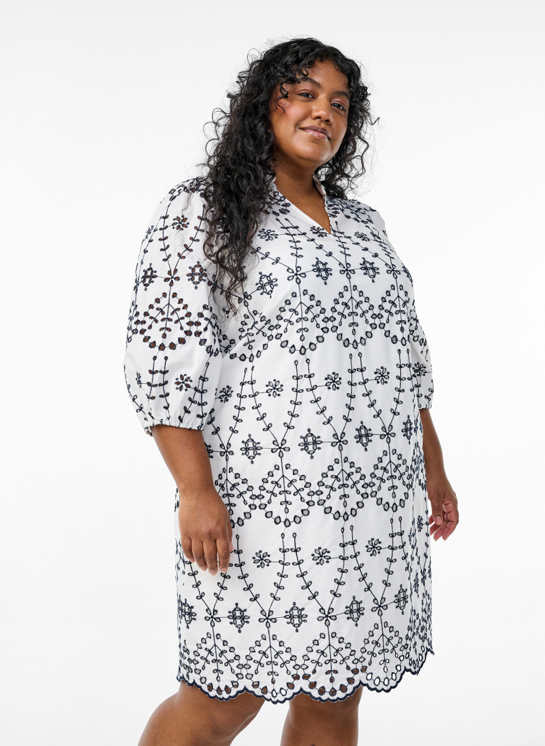 Zizzi Kleid mit kontrastierender Lochstickerei, White w. Navy Blazer, Model image number 0