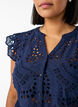 &Auml;rmellose Bluse aus Lochstickerei mit R&uuml;schen, Blau, Model image number 3