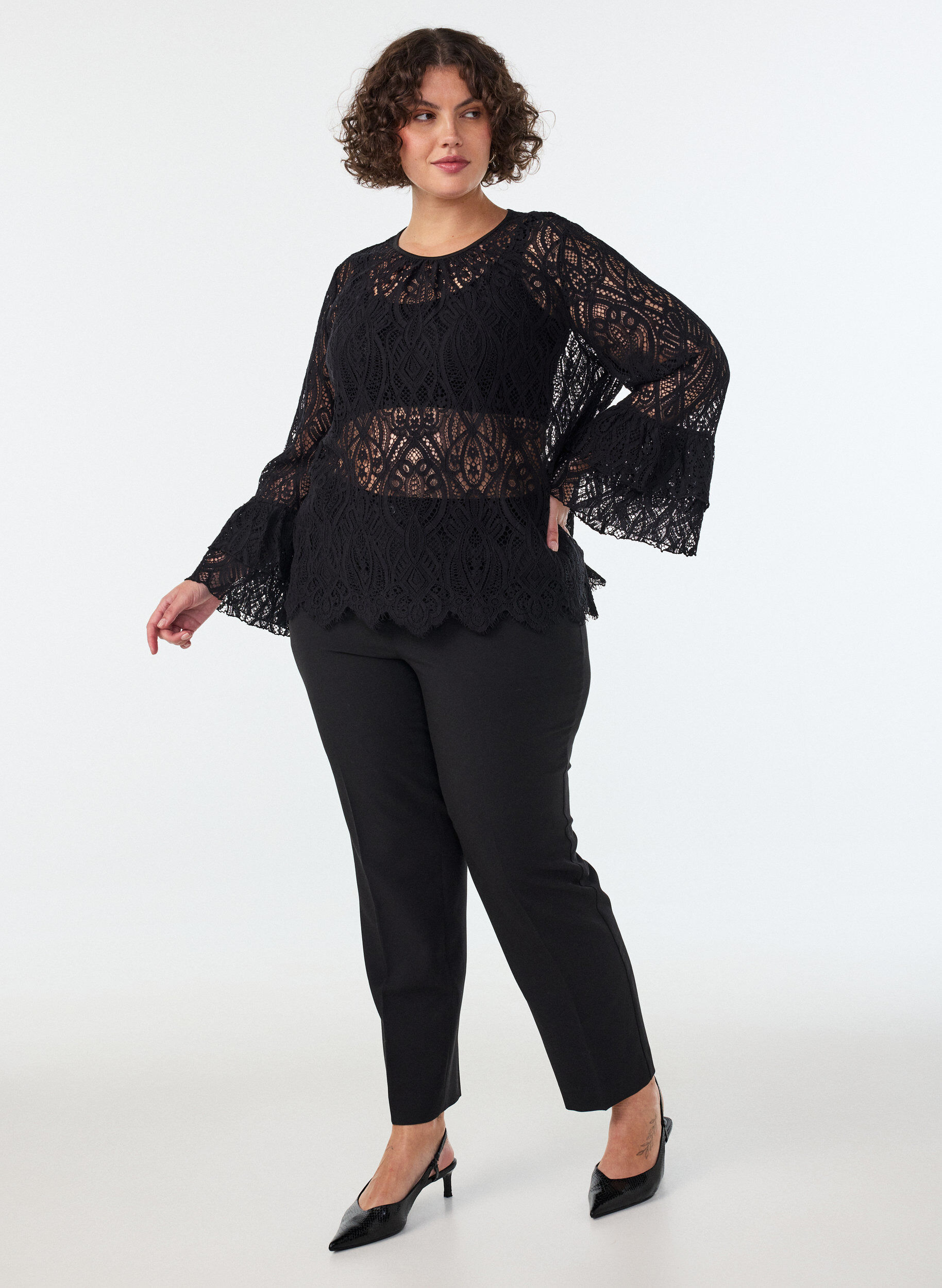 ZizziBlouse en dentelle avec manches longues trompette et volants, Noir, Model image number 1