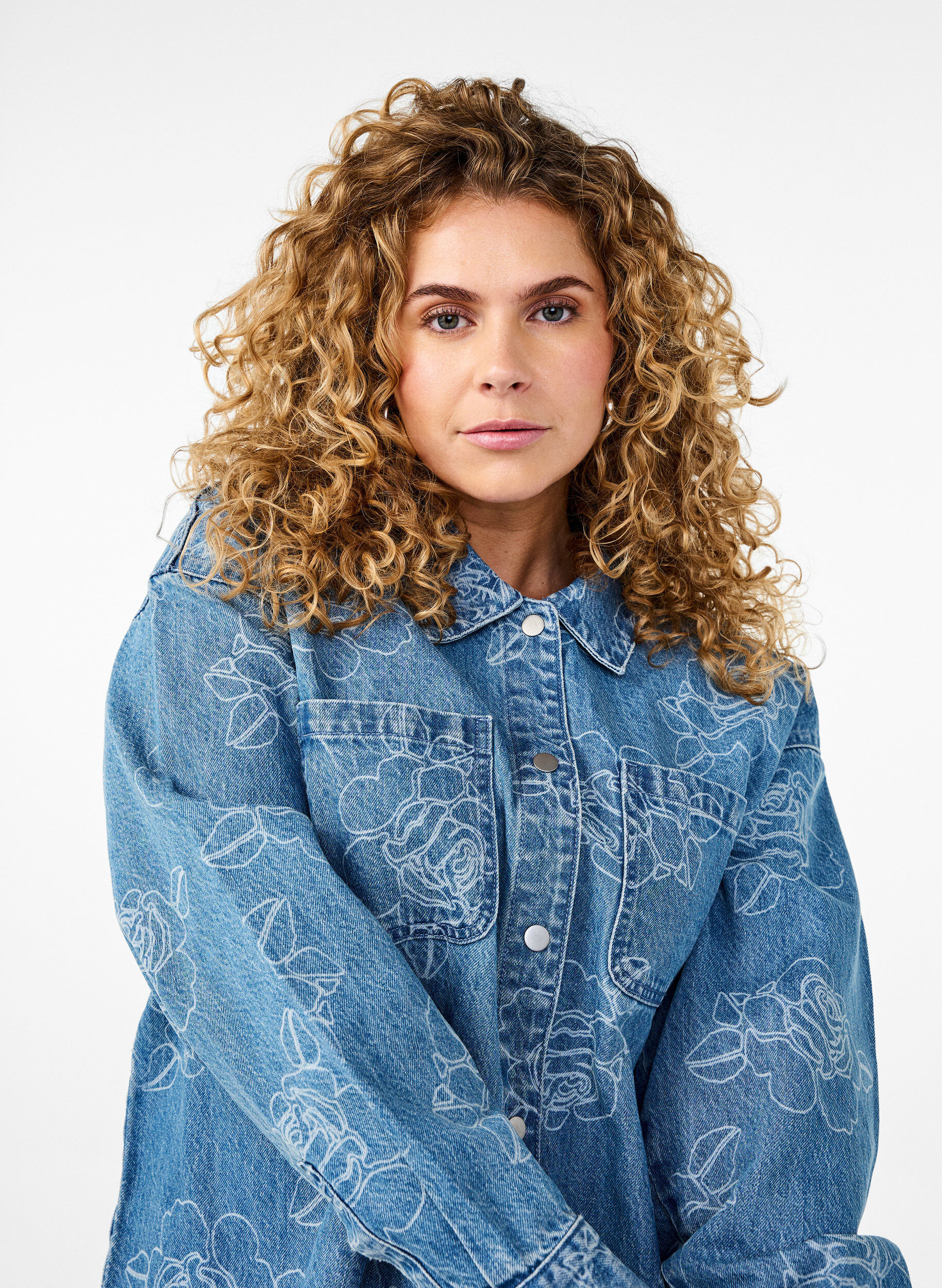 Zizzi Veste en jean &agrave; fleurs, Light Blue Denim, Model image number 2
