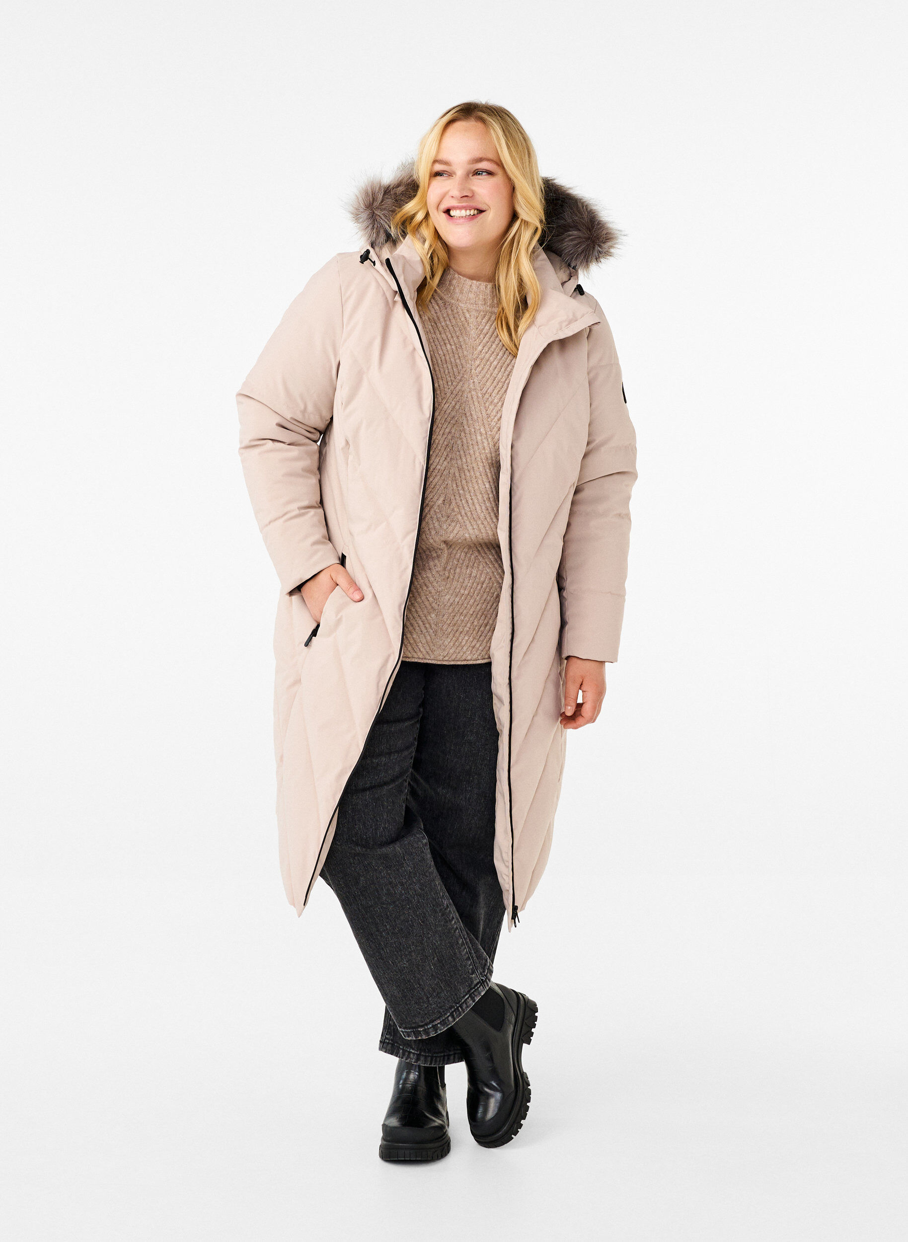 Zizzi Long manteau d'hiver &agrave; fermeture &agrave; attaches et col en fausse fourrure, Beige, Model image number 1