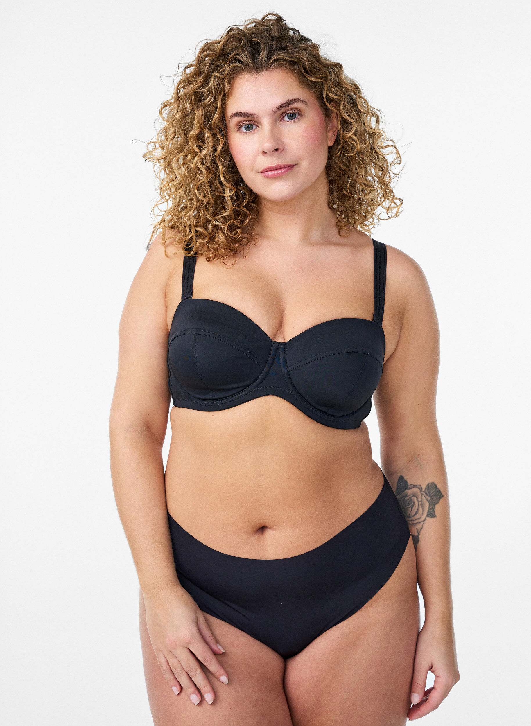 Zizzi Soutien-gorge bandeau rembourr&eacute; avec bretelles amovibles, Noir, Model image number 1