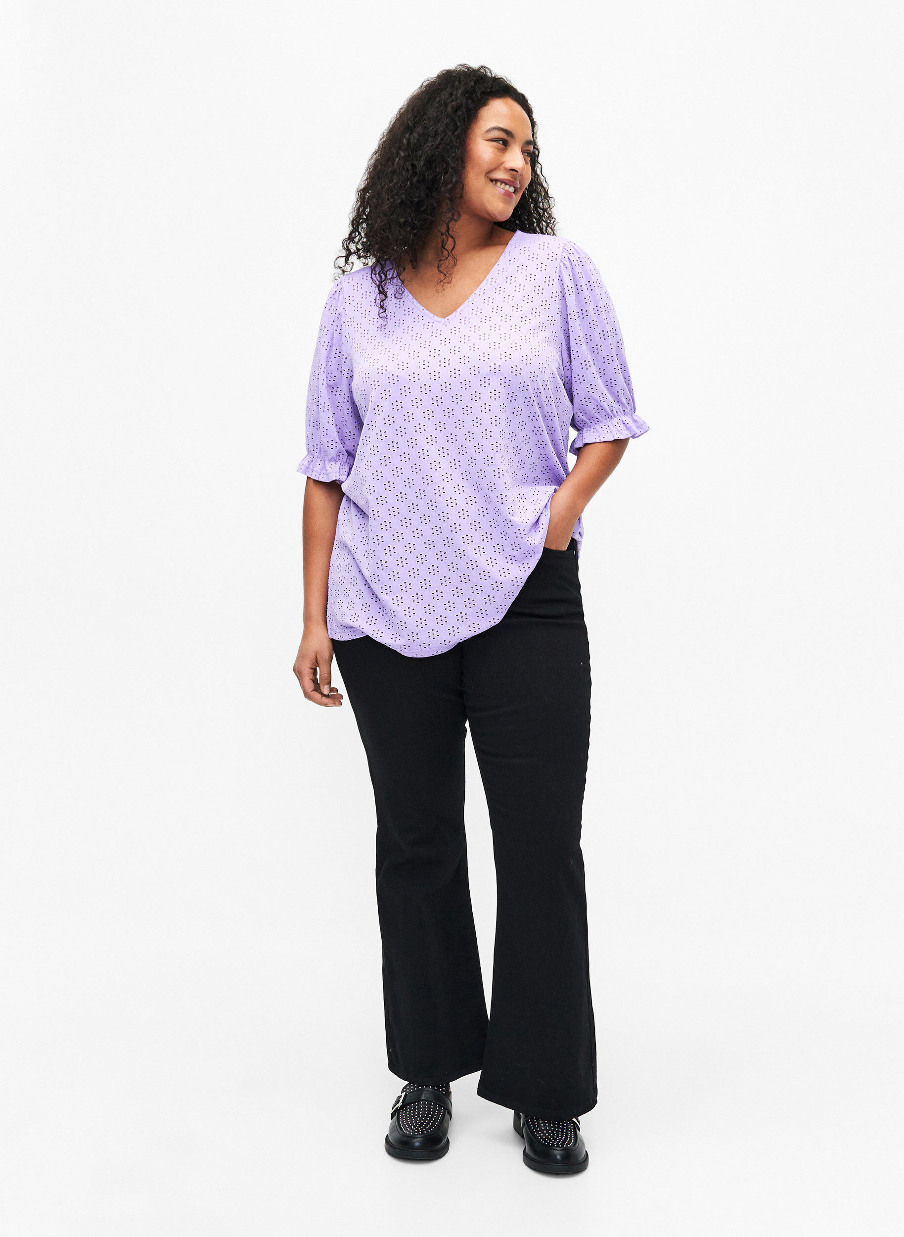 Zizzi Bluse mit V-Ausschnitt und Lochmuster, Viola, Model image number 2