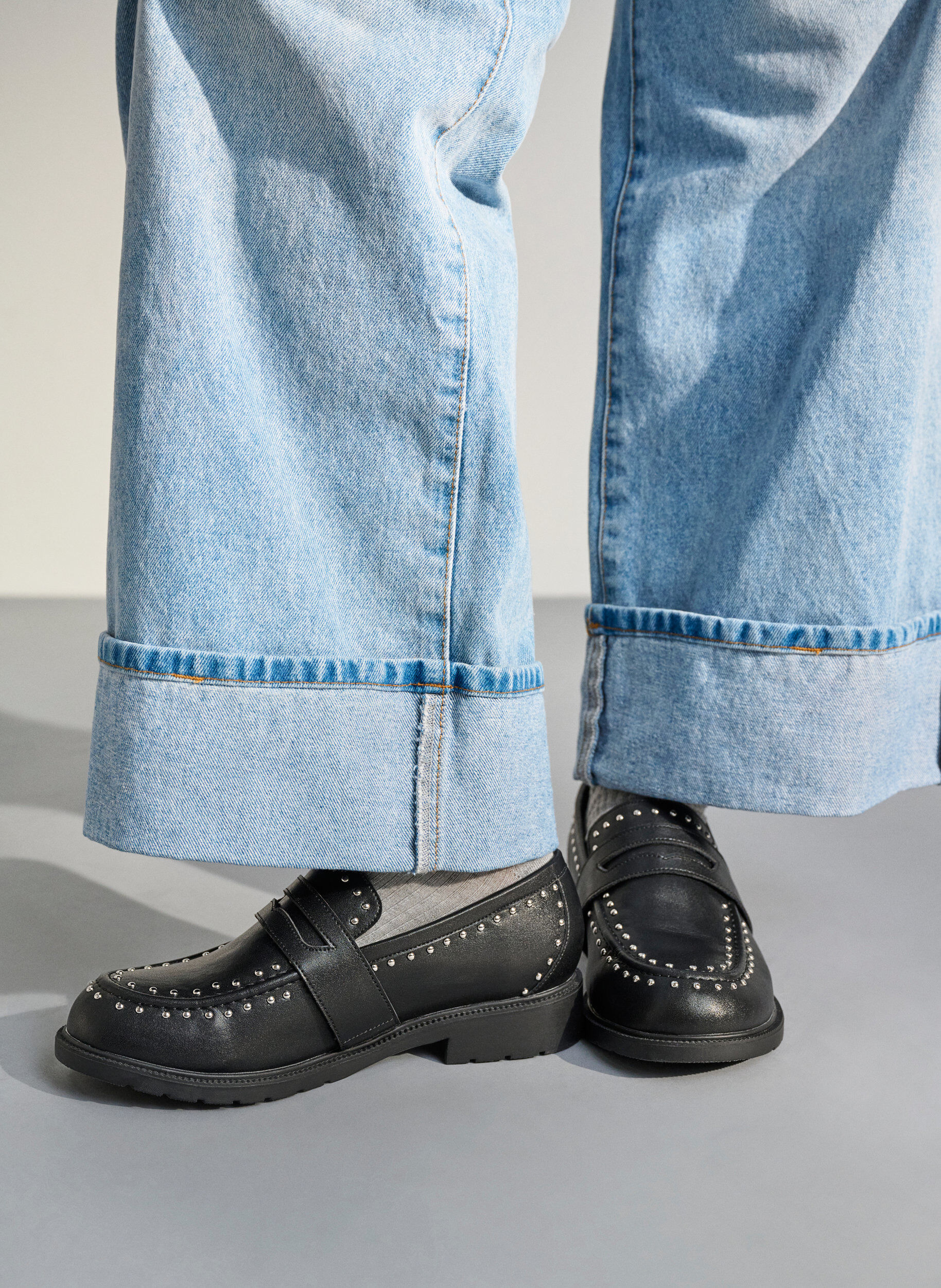 Zizzi Large - Mocassins en cuir avec clous, Noir, Image image number 0