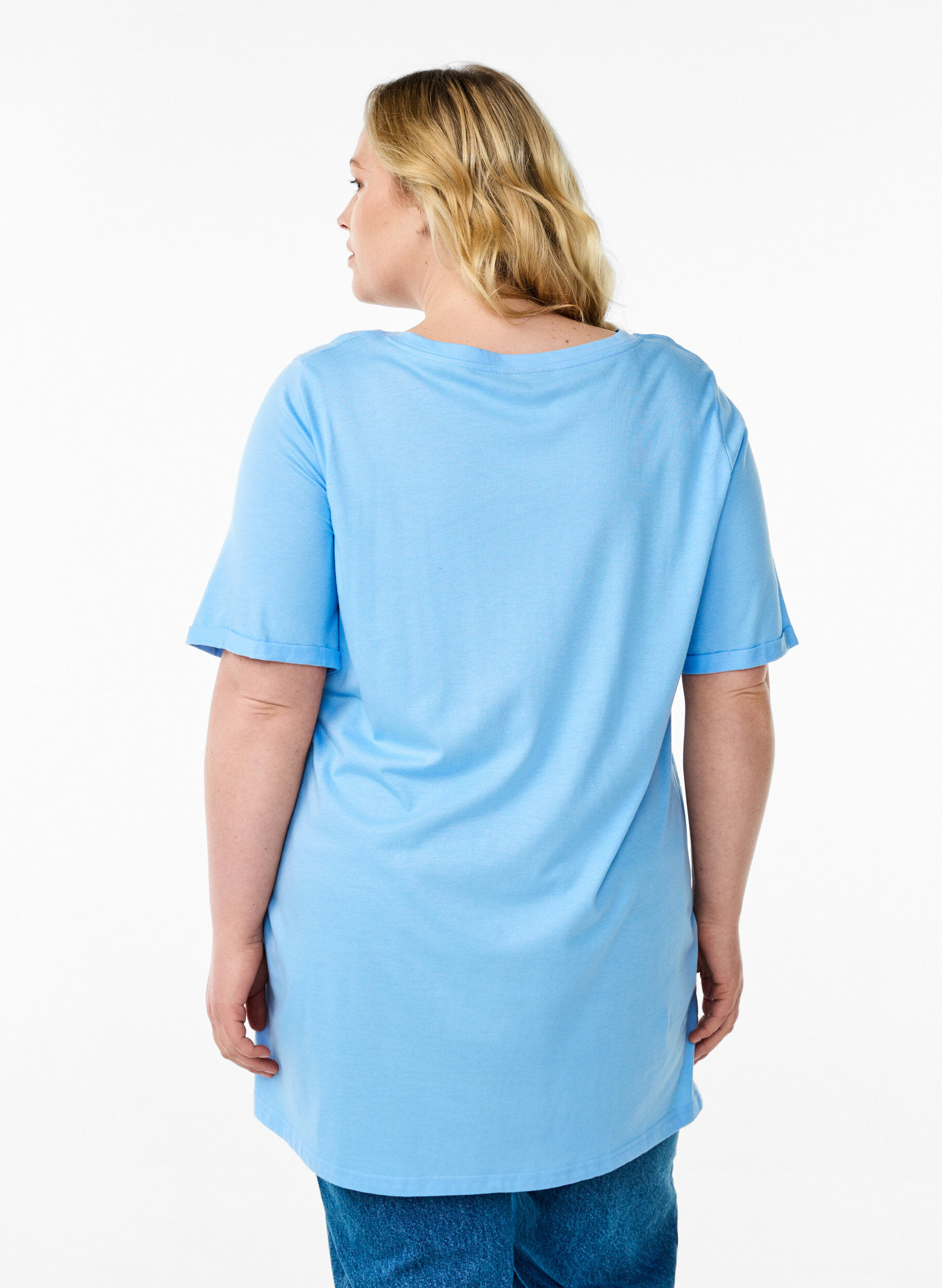 Zizzi Einfarbiges Oversize T-Shirt mit V-Ausschnitt, Blau, Model image number 2