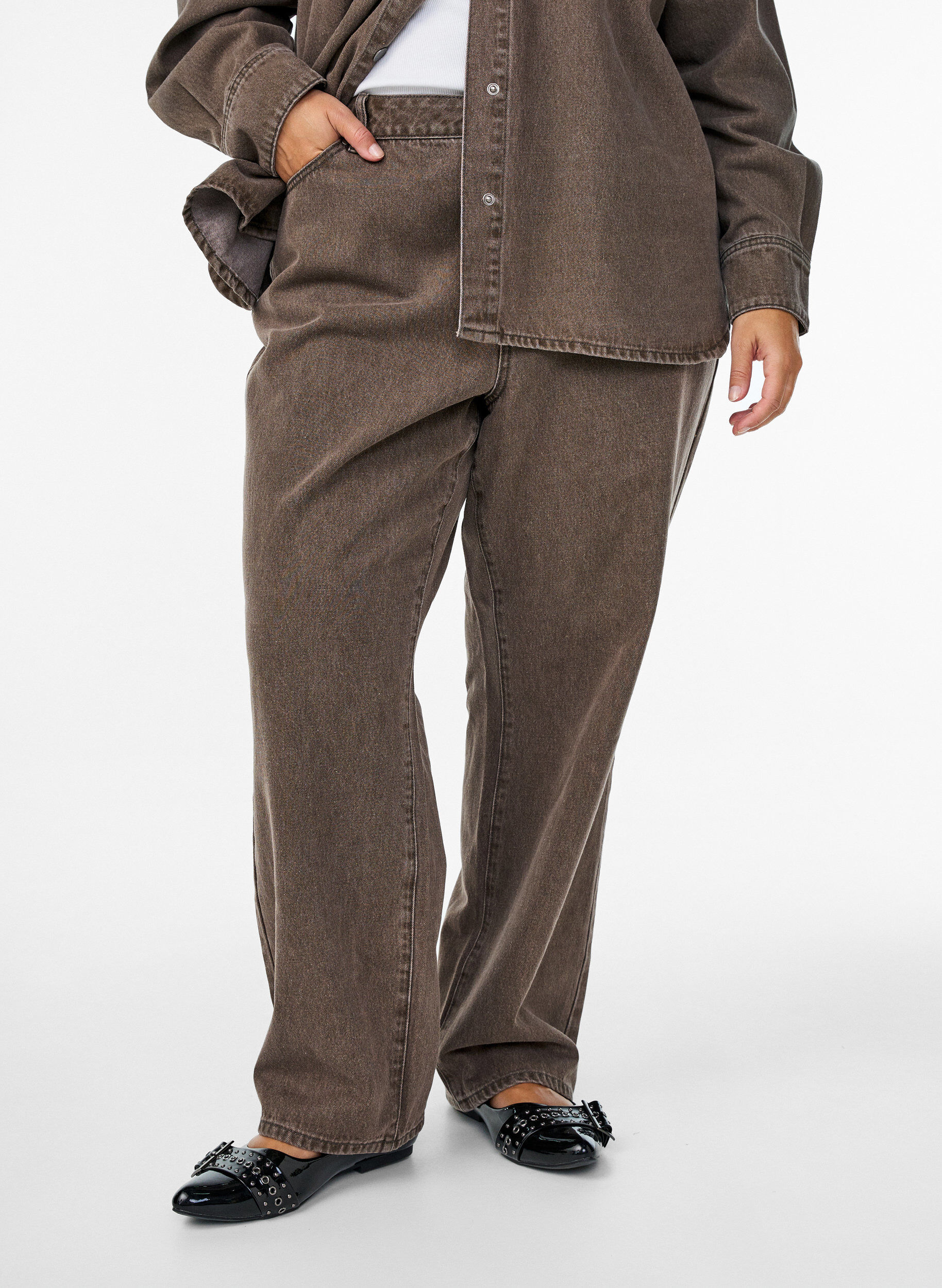 Zizzi Jean coupe droite en denim color&eacute;, Marron, Model image number 2