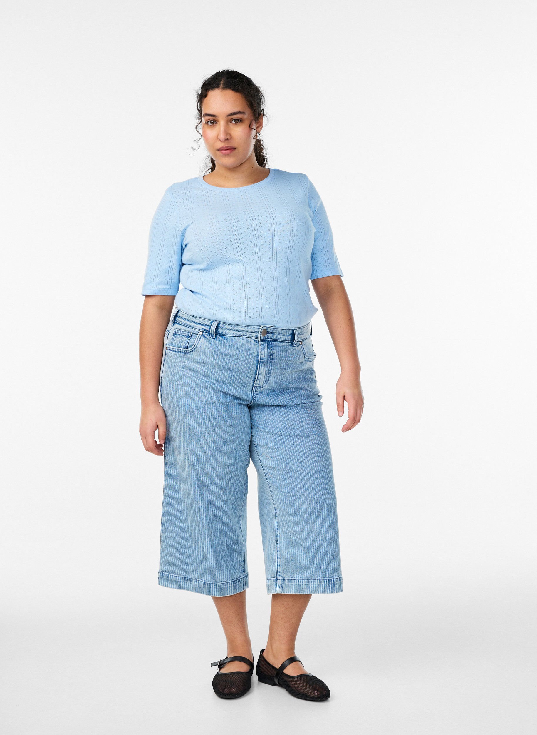 Culotte-Jeans mit Nadelstreifen und weitem Bein, Blau, Model