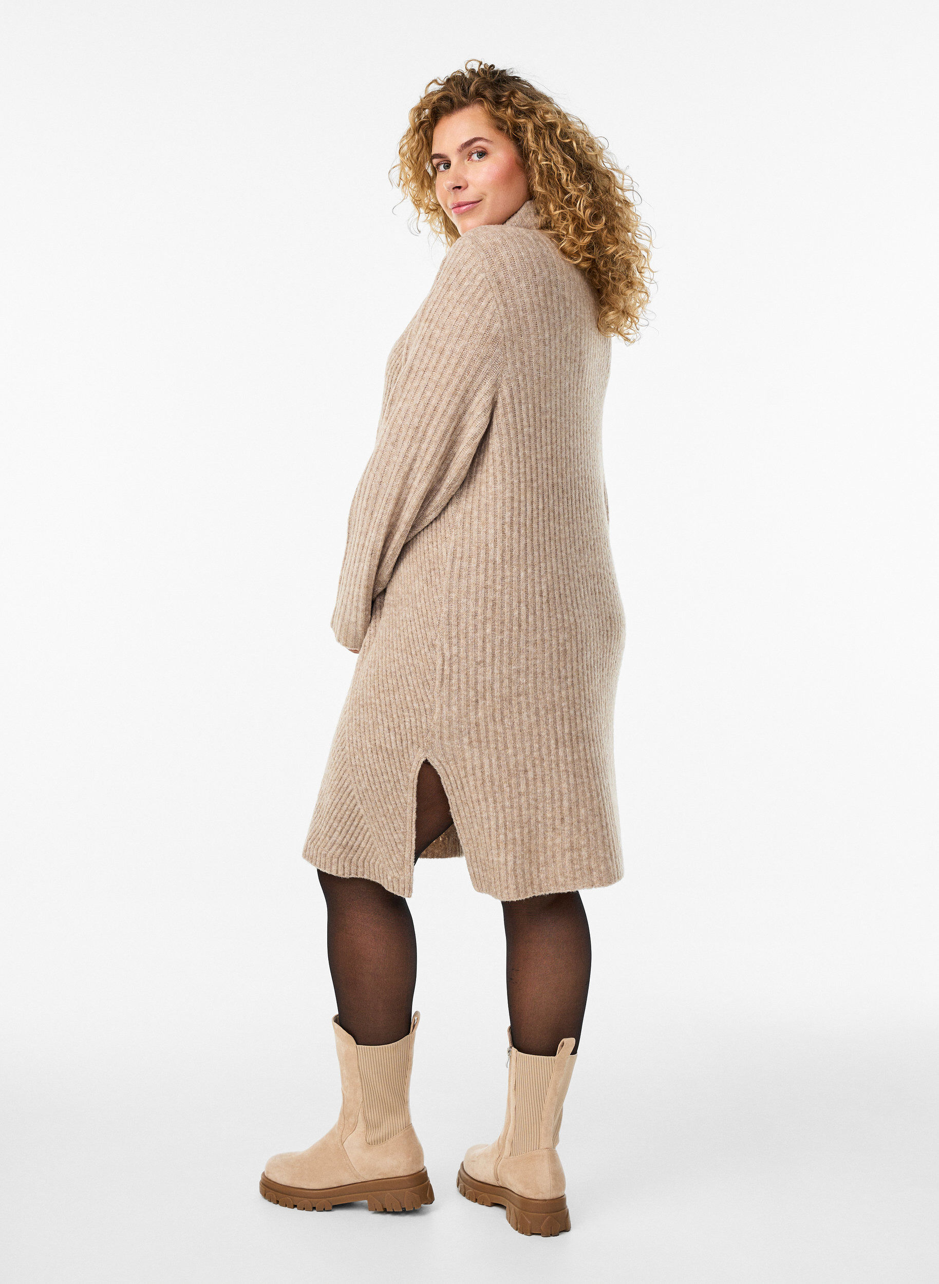 Zizzi Kurzes Strickkleid mit Rollkragen und Rippstruktur, Beige, Model image number 2