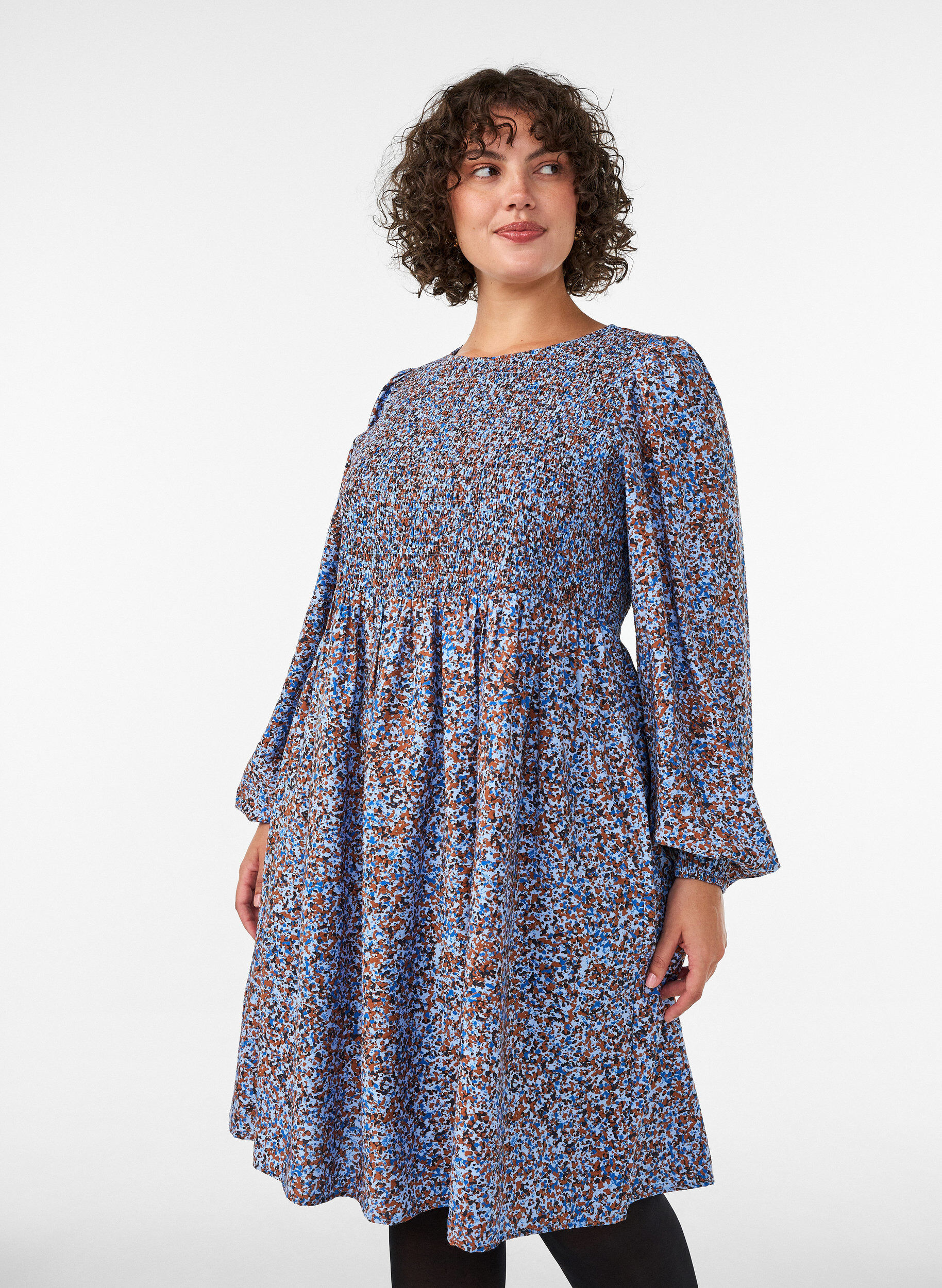 Kleid aus Viskose mit Smock und Allover-Muster, Blau, Model